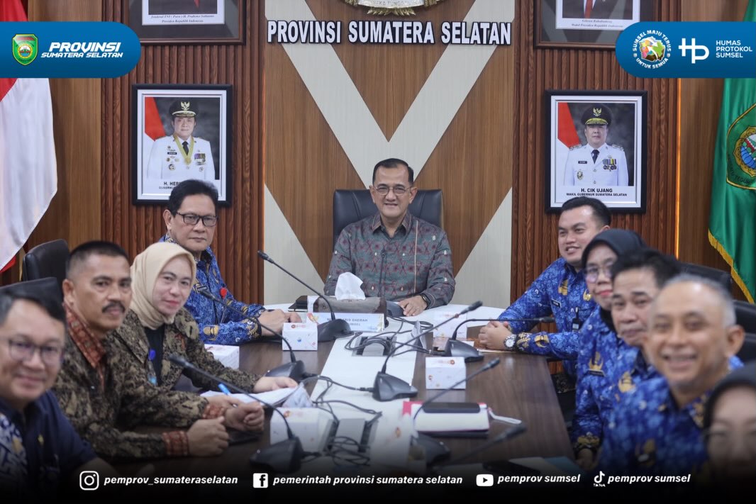 Palembang – Sekretaris Daerah (Sekda) Provinsi Sumatera Selatan, Dr. Drs. H. Edward Candra, M.H., memimpin rapat penyerahan peralihan pengelolaan Klinik BP KORPRI ke Rumah Sakit Umum Daerah (RSUD) Siti Fatimah Provinsi Sumatera Selatan, Jumat (17/...