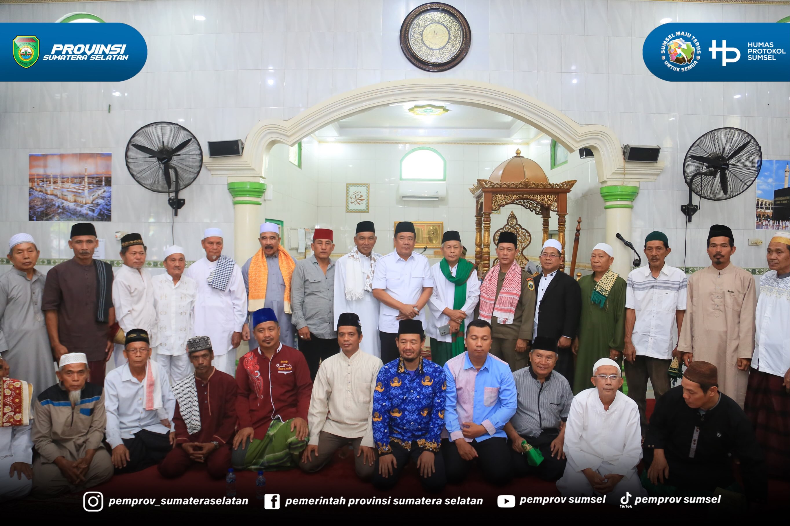 Wakil Gubernur Sumatera Selatan H. Cik Ujang melaksanakan Safari Jumat dengan menunaikan Salat Jumat berjamaah di Masjid Al Hikmah, Kelurahan Srimulya, Jumat (17/7/2026).