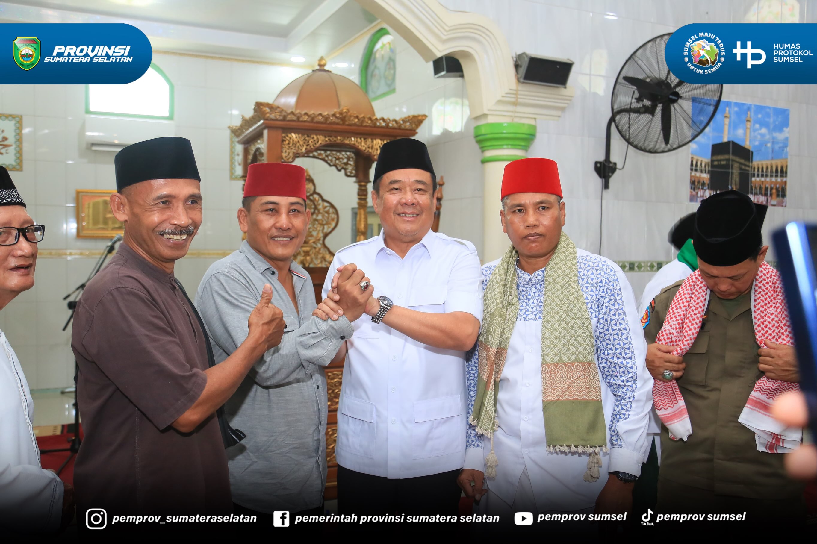 Wakil Gubernur Sumatera Selatan H. Cik Ujang melaksanakan Safari Jumat dengan menunaikan Salat Jumat berjamaah di Masjid Al Hikmah, Kelurahan Srimulya, Jumat (17/7/2026).