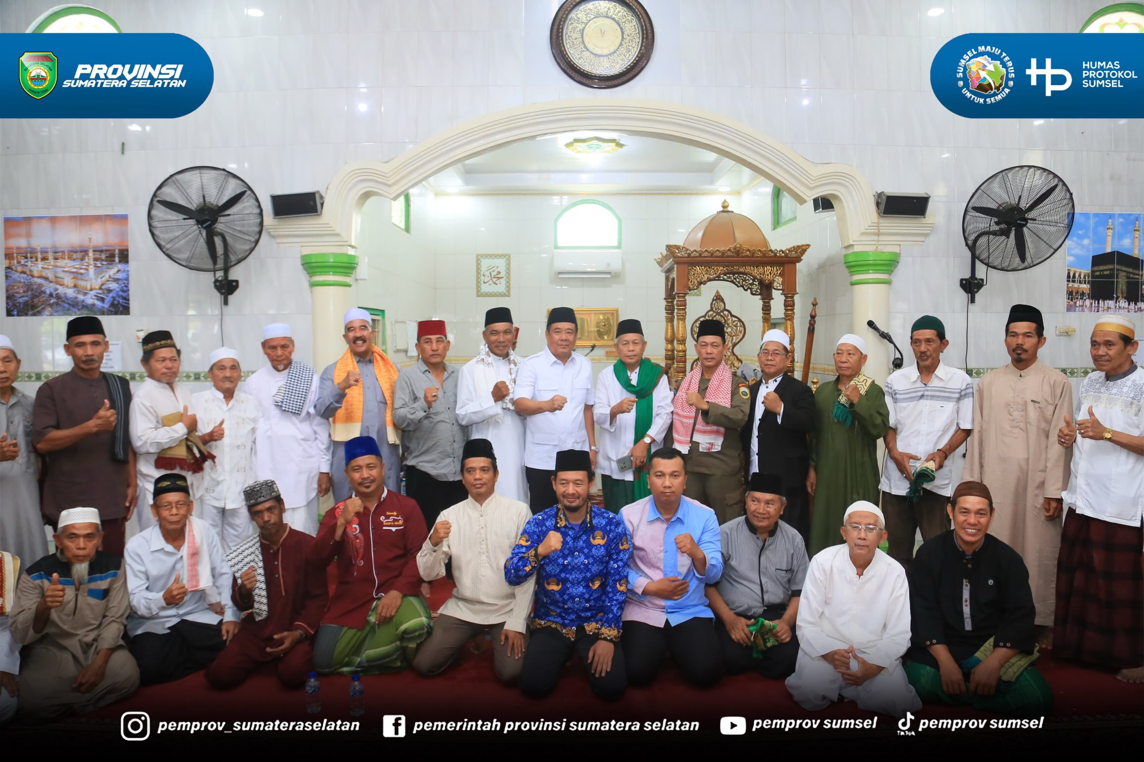 Wakil Gubernur Sumatera Selatan H. Cik Ujang melaksanakan Safari Jumat dengan menunaikan Salat Jumat berjamaah di Masjid Al Hikmah, Kelurahan Srimulya, Jumat (17/7/2026).