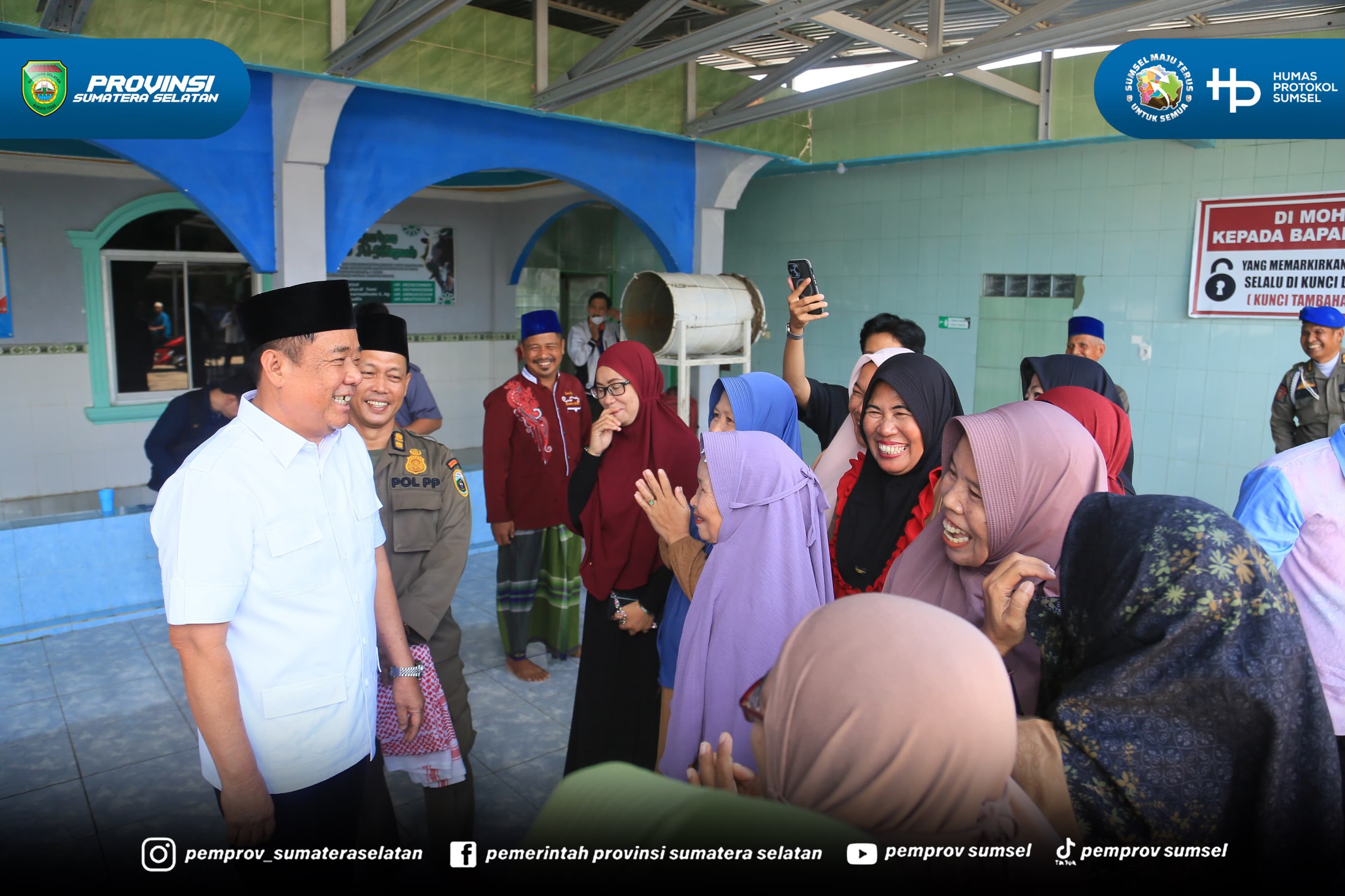 Wakil Gubernur Sumatera Selatan H. Cik Ujang melaksanakan Safari Jumat dengan menunaikan Salat Jumat berjamaah di Masjid Al Hikmah, Kelurahan Srimulya, Jumat (17/7/2026).