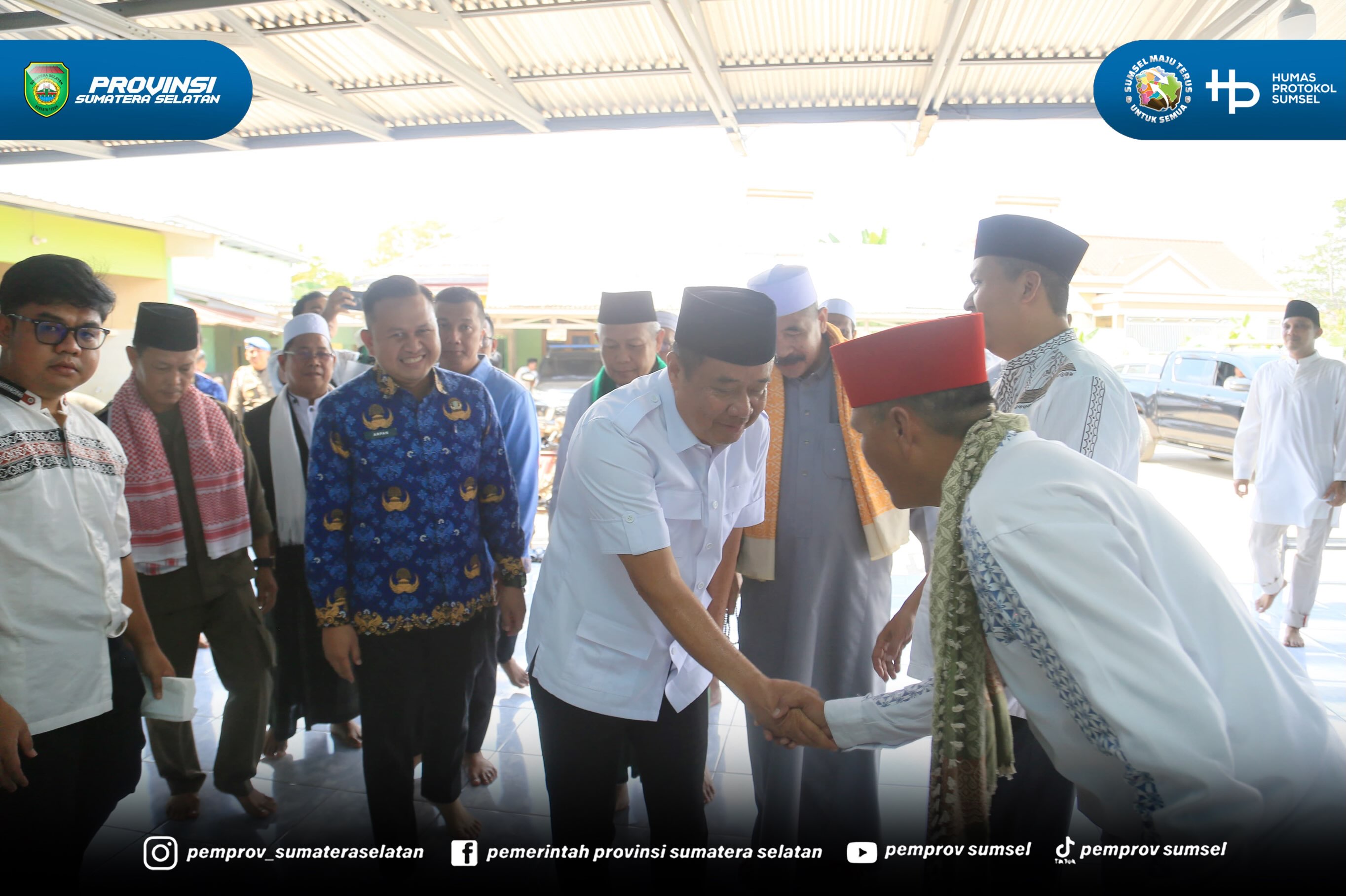 Wakil Gubernur Sumatera Selatan H. Cik Ujang melaksanakan Safari Jumat dengan menunaikan Salat Jumat berjamaah di Masjid Al Hikmah, Kelurahan Srimulya, Jumat (17/7/2026).
