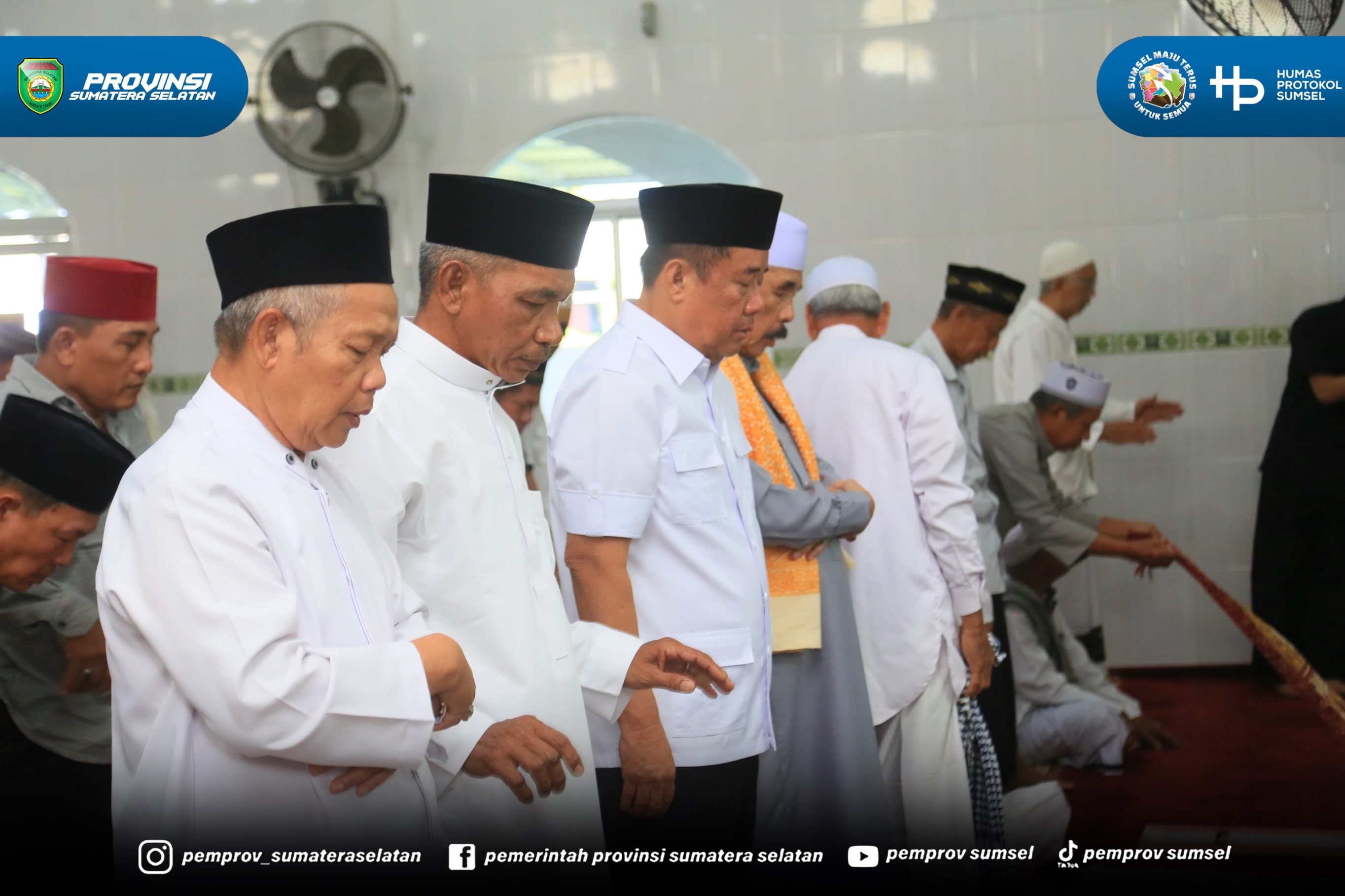 Wakil Gubernur Sumatera Selatan H. Cik Ujang melaksanakan Safari Jumat dengan menunaikan Salat Jumat berjamaah di Masjid Al Hikmah, Kelurahan Srimulya, Jumat (17/7/2026).