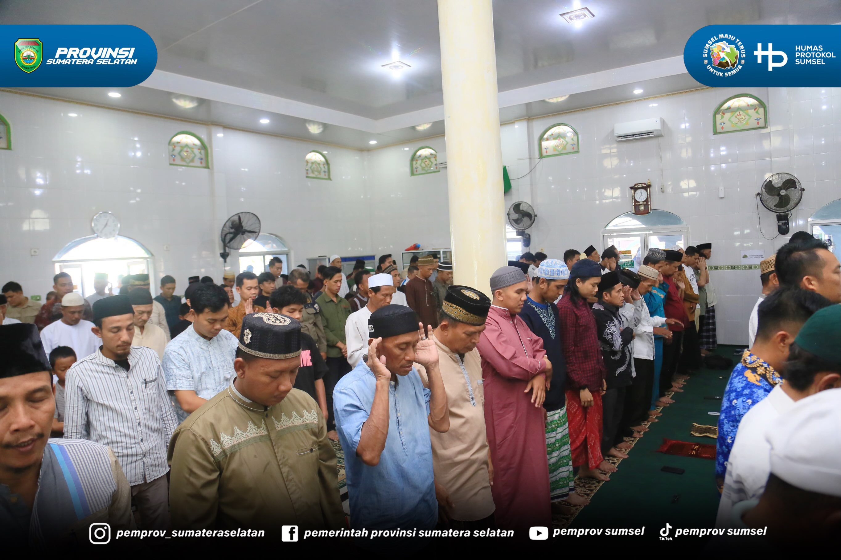 Wakil Gubernur Sumatera Selatan H. Cik Ujang melaksanakan Safari Jumat dengan menunaikan Salat Jumat berjamaah di Masjid Al Hikmah, Kelurahan Srimulya, Jumat (17/7/2026).