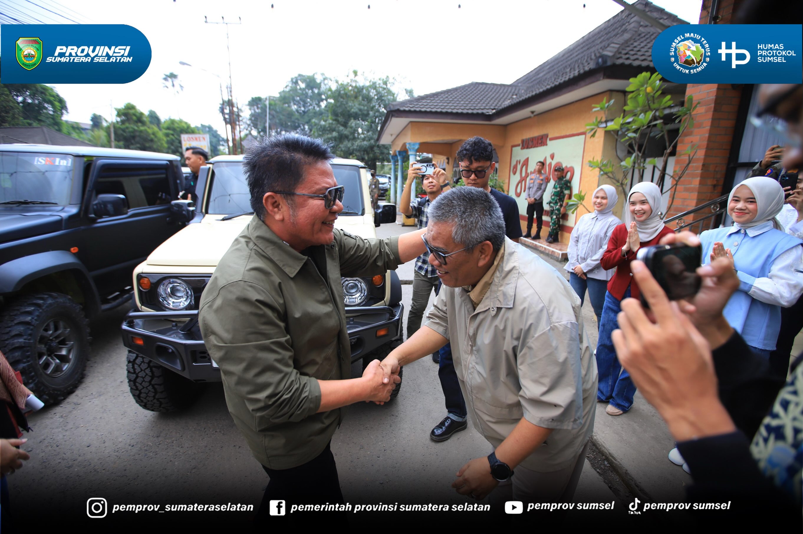Gubernur Sumatera Selatan, Dr. H. Herman Deru, melepas sekaligus melakukan perjalanan darat dengan konvoi bersama komunitas mobil menuju Kabupaten Muaraenim dari Griya Agung, Minggu (19/7/2026) pagi.