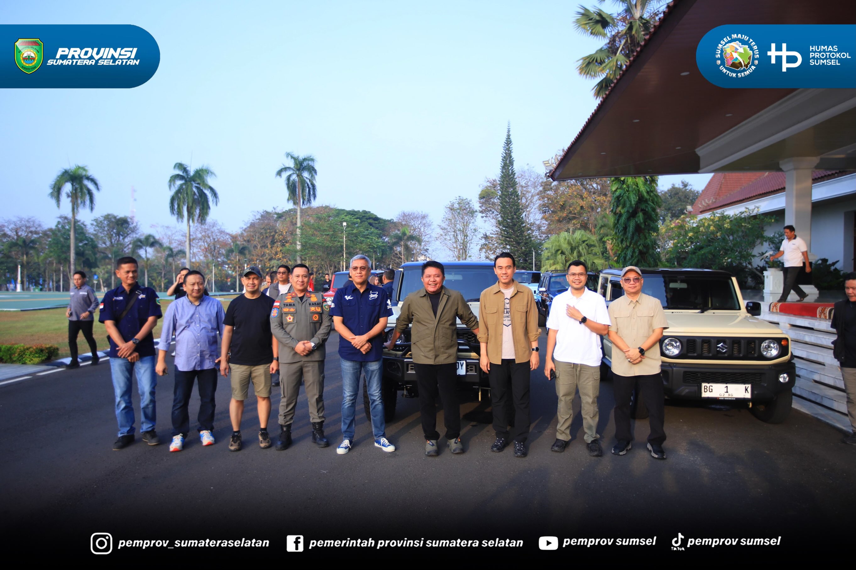 Gubernur Sumatera Selatan, Dr. H. Herman Deru, melepas sekaligus melakukan perjalanan darat dengan konvoi bersama komunitas mobil menuju Kabupaten Muaraenim dari Griya Agung, Minggu (19/7/2026) pagi.