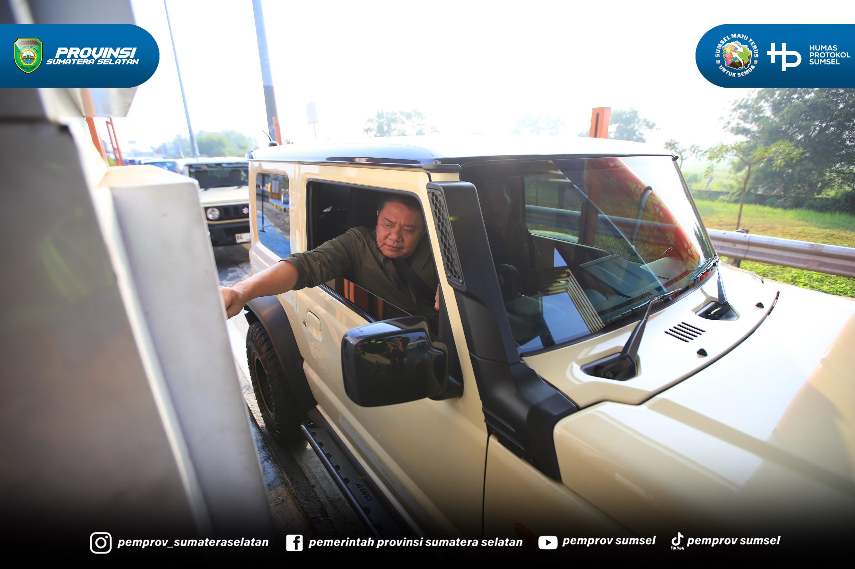 Gubernur Sumatera Selatan, Dr. H. Herman Deru, melepas sekaligus melakukan perjalanan darat dengan konvoi bersama komunitas mobil menuju Kabupaten Muaraenim dari Griya Agung, Minggu (19/7/2026) pagi.