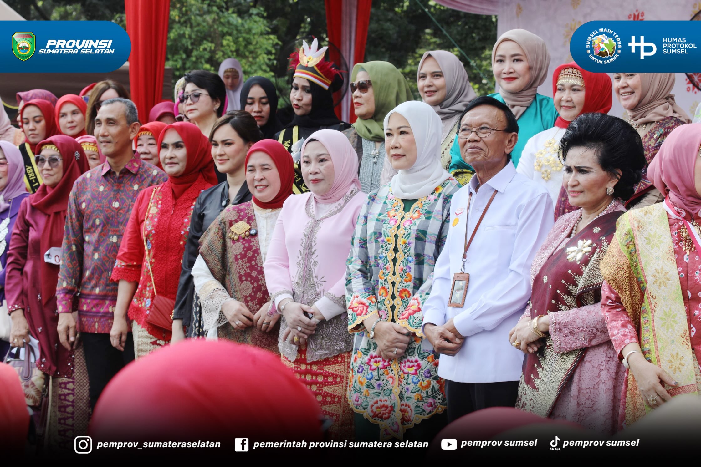 Palembang – Semarak peringatan Hari Kebaya Nasional ke-3 Tahun 2026 diwarnai dengan pemecahan Rekor MURI Dunia melalui kegiatan "Parade Perempuan Berbusana Songket Terbanyak di Car Free Day", yang digelar di halaman Monumen Perjuangan Rakyat (Monp...
