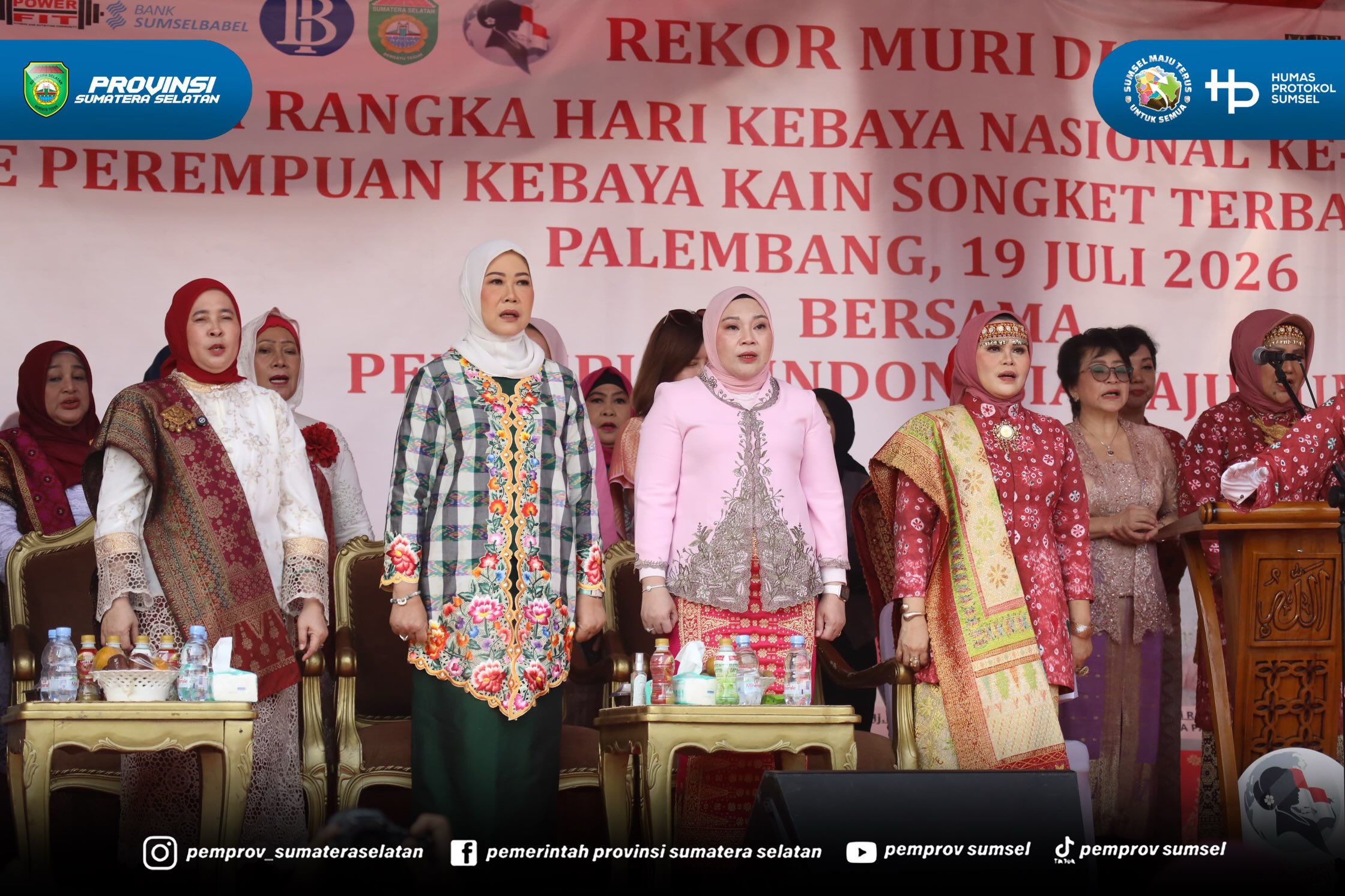 Palembang – Semarak peringatan Hari Kebaya Nasional ke-3 Tahun 2026 diwarnai dengan pemecahan Rekor MURI Dunia melalui kegiatan "Parade Perempuan Berbusana Songket Terbanyak di Car Free Day", yang digelar di halaman Monumen Perjuangan Rakyat (Monp...