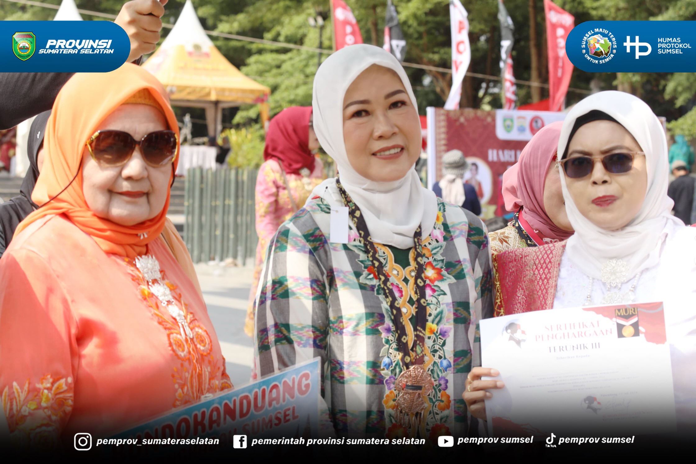Palembang – Semarak peringatan Hari Kebaya Nasional ke-3 Tahun 2026 diwarnai dengan pemecahan Rekor MURI Dunia melalui kegiatan "Parade Perempuan Berbusana Songket Terbanyak di Car Free Day", yang digelar di halaman Monumen Perjuangan Rakyat (Monp...