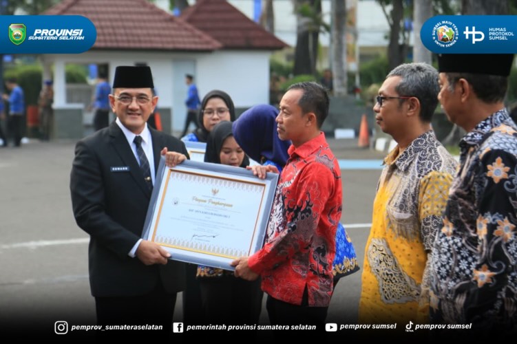 PALEMBANG – Sekretaris Daerah (Sekda) Provinsi Sumatera Selatan, Dr. Drs. H. Edward Candra, M.H., mengajak seluruh insan koperasi menjadikan peringatan Hari Koperasi Nasional sebagai momentum memperkuat peran koperasi sebagai pilar utama perekonom...