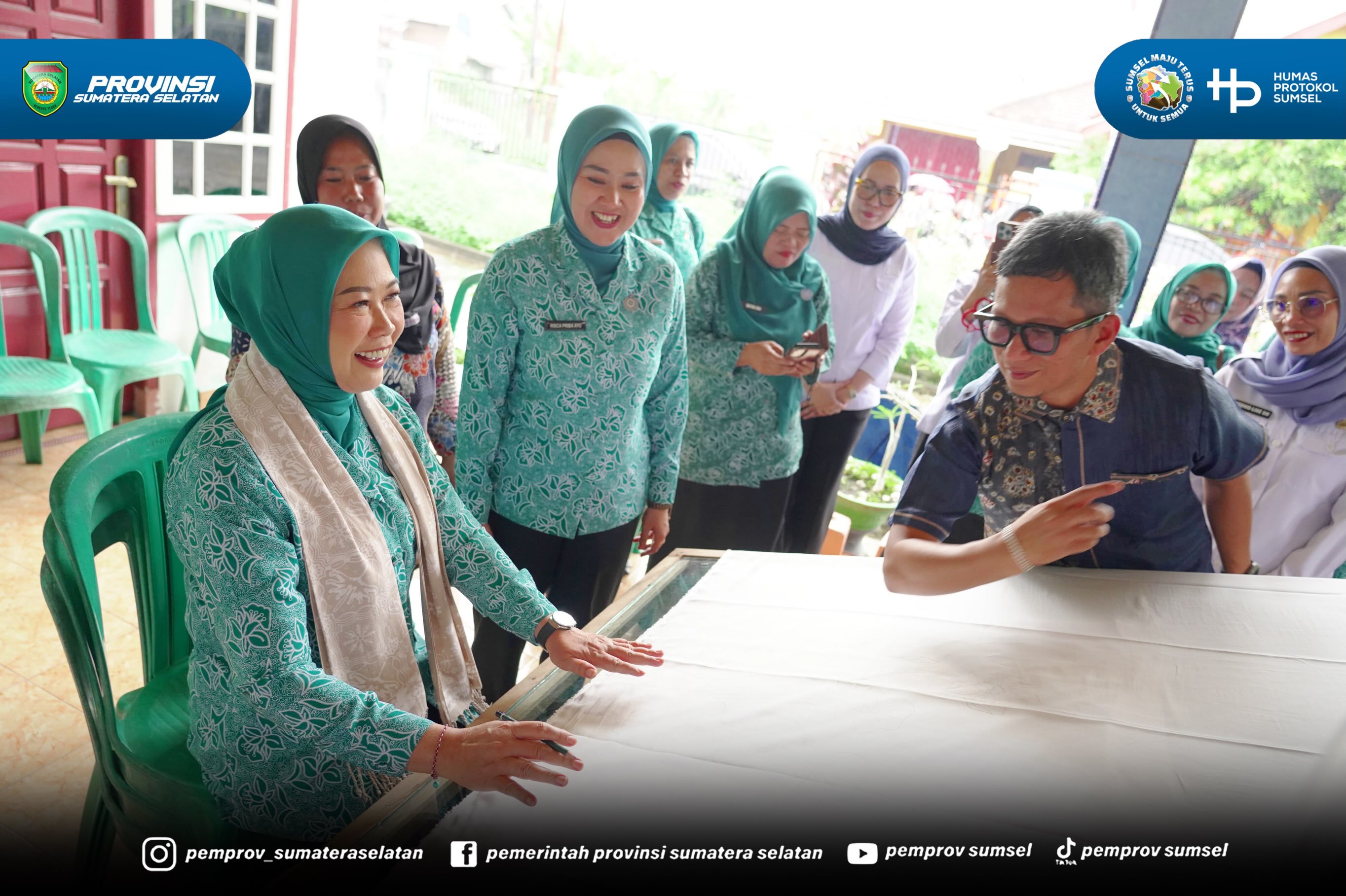 Lubuk Linggau - Kehangatan dan kreativitas terpancar dari sebuah unit usaha di Kota Lubuk Linggau. Ketua TP PKK Sumsel, Feby Deru, meninjau langsung Sungkai Indah Furniture milik Shella Monica, Rabu (22/07/26).