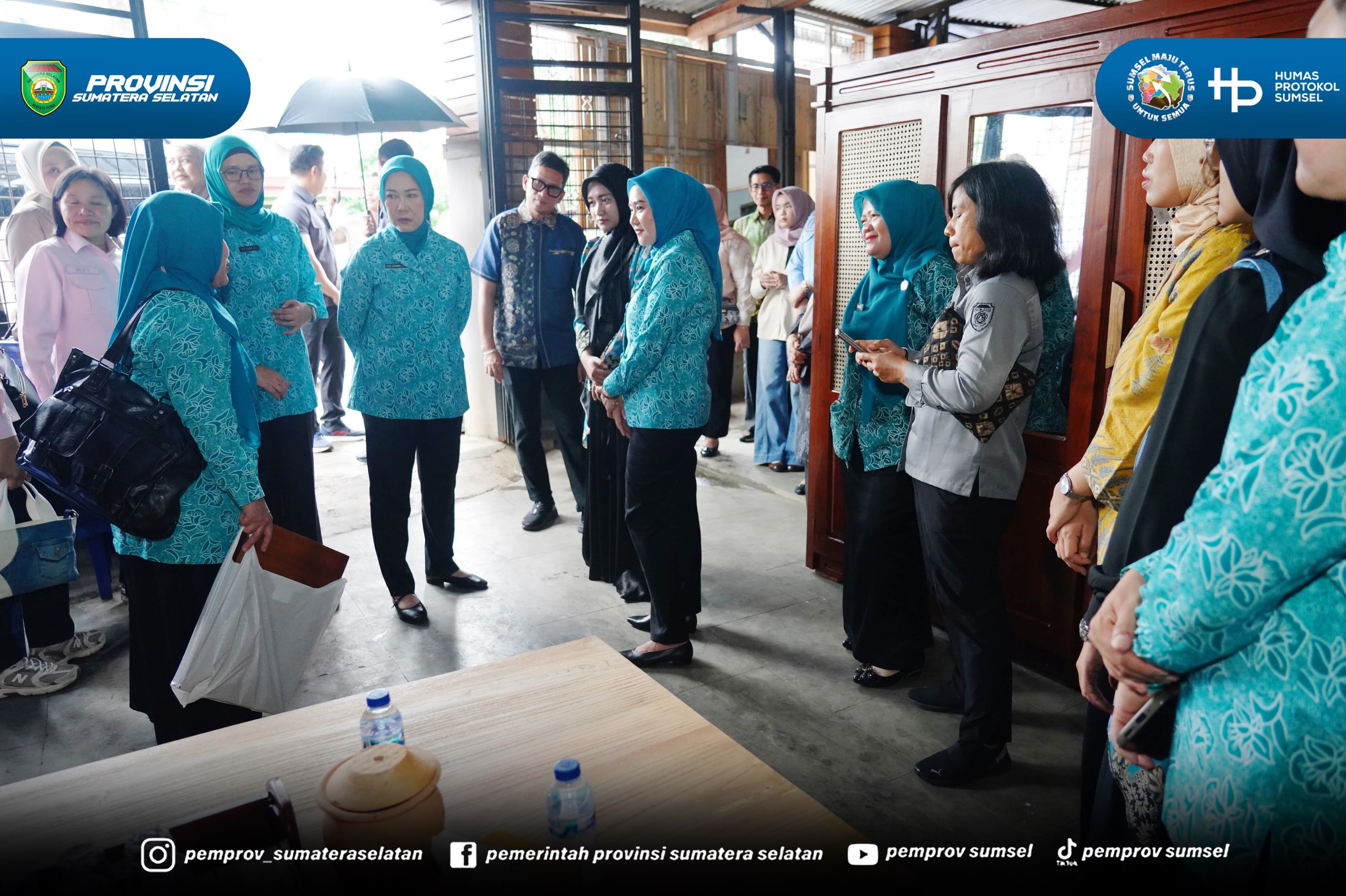 Lubuk Linggau - Kehangatan dan kreativitas terpancar dari sebuah unit usaha di Kota Lubuk Linggau. Ketua TP PKK Sumsel, Feby Deru, meninjau langsung Sungkai Indah Furniture milik Shella Monica, Rabu (22/07/26).