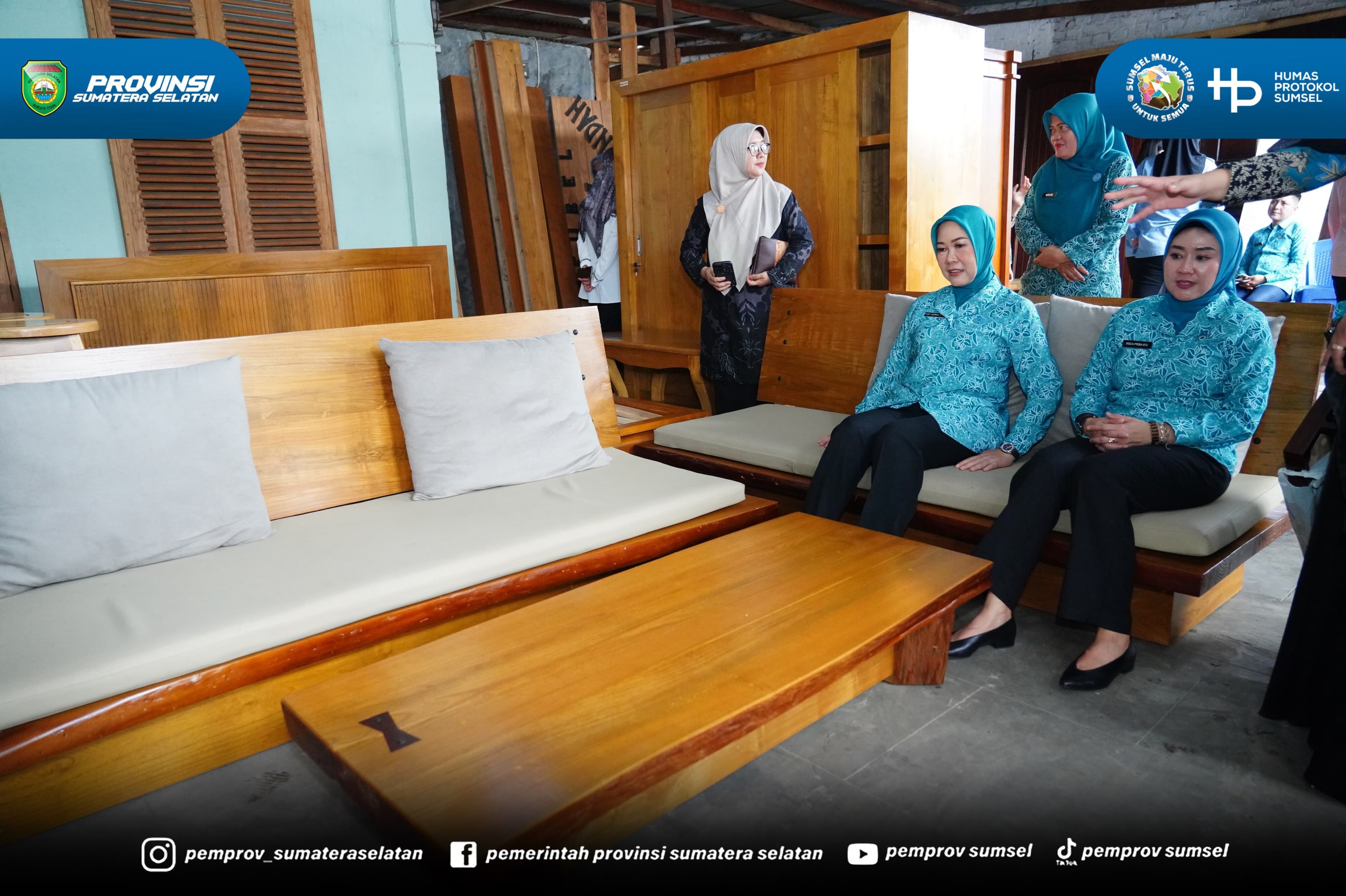 Lubuk Linggau - Kehangatan dan kreativitas terpancar dari sebuah unit usaha di Kota Lubuk Linggau. Ketua TP PKK Sumsel, Feby Deru, meninjau langsung Sungkai Indah Furniture milik Shella Monica, Rabu (22/07/26).