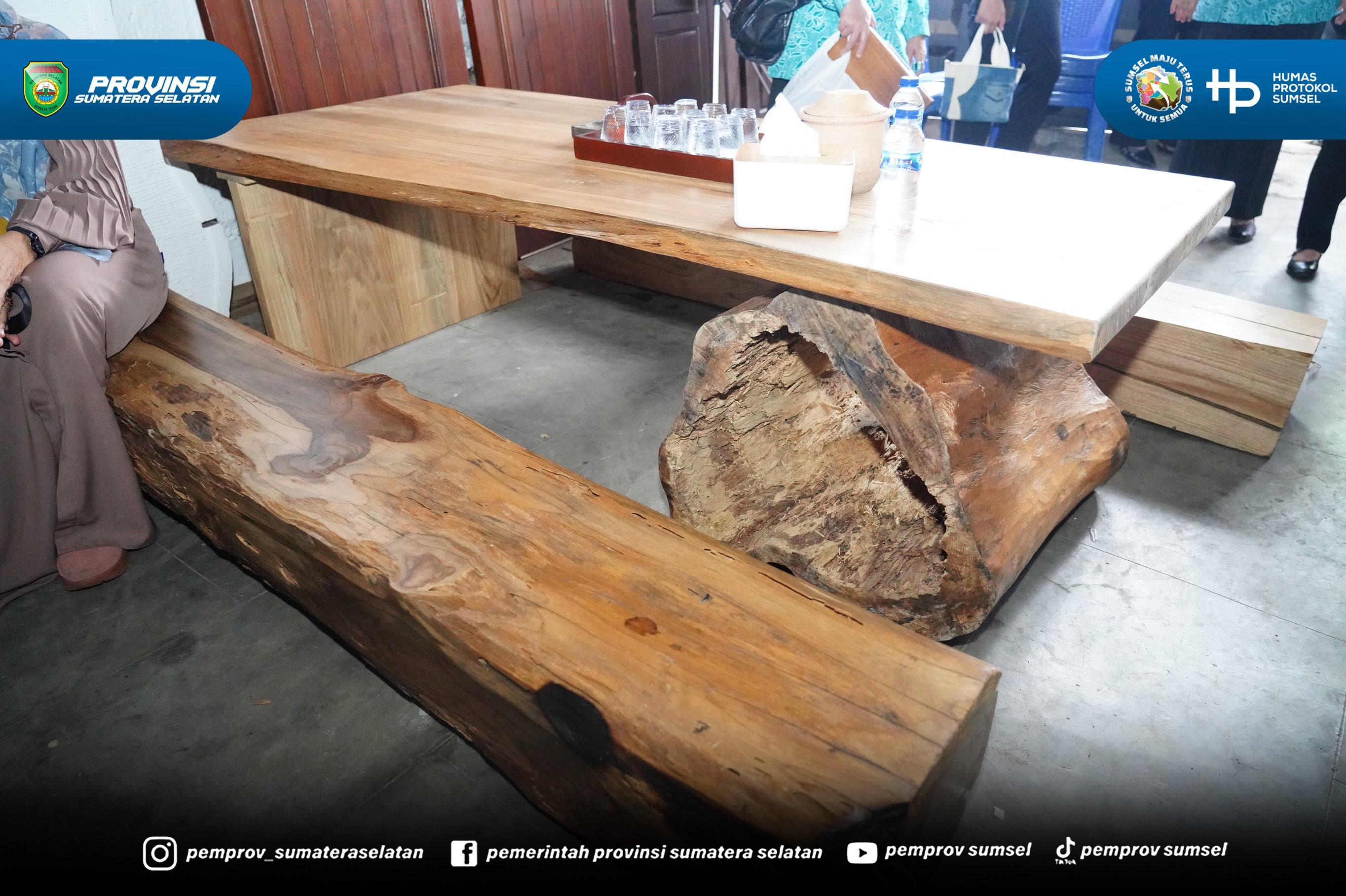 Lubuk Linggau - Kehangatan dan kreativitas terpancar dari sebuah unit usaha di Kota Lubuk Linggau. Ketua TP PKK Sumsel, Feby Deru, meninjau langsung Sungkai Indah Furniture milik Shella Monica, Rabu (22/07/26).