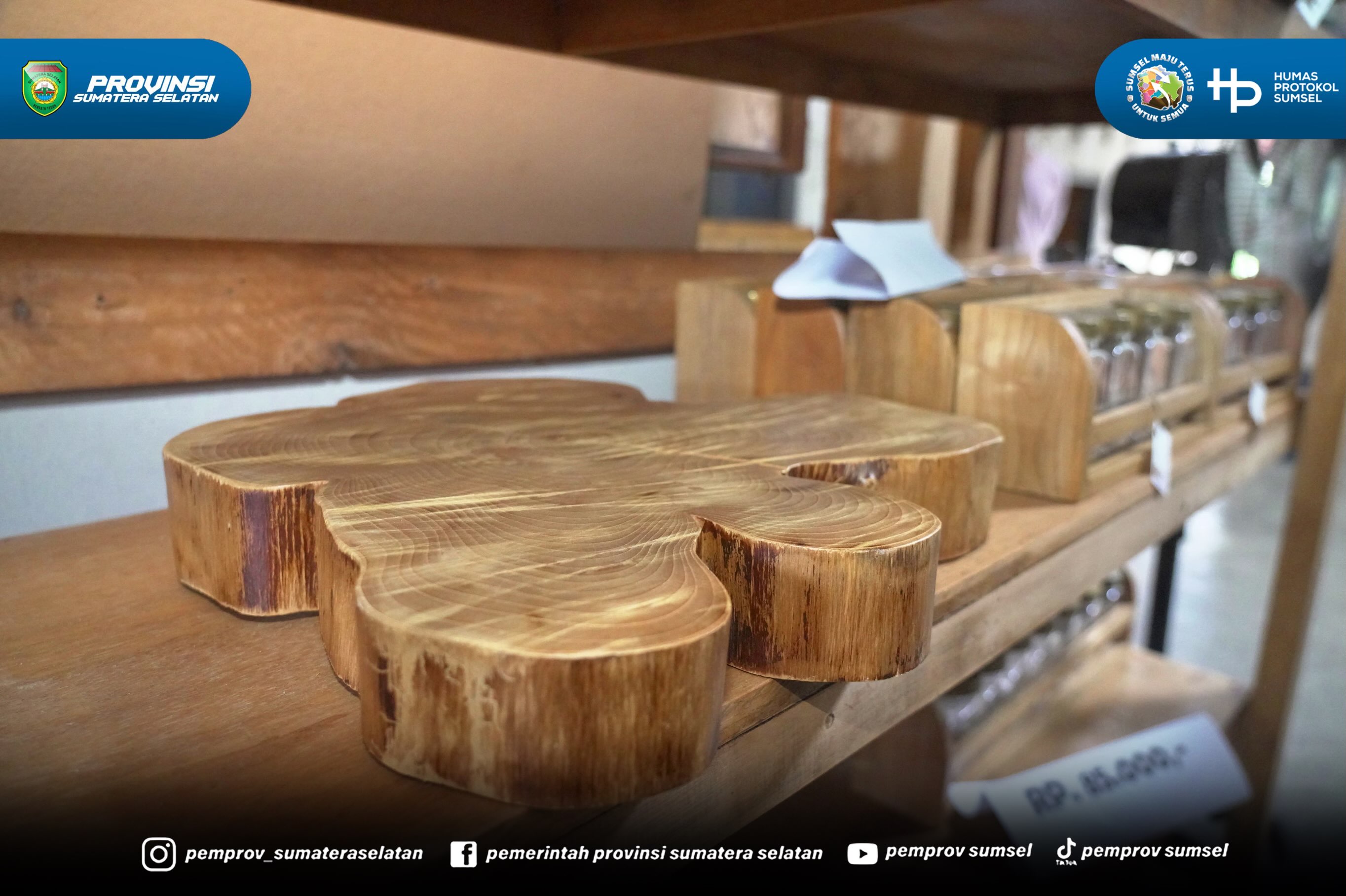 Lubuk Linggau - Kehangatan dan kreativitas terpancar dari sebuah unit usaha di Kota Lubuk Linggau. Ketua TP PKK Sumsel, Feby Deru, meninjau langsung Sungkai Indah Furniture milik Shella Monica, Rabu (22/07/26).