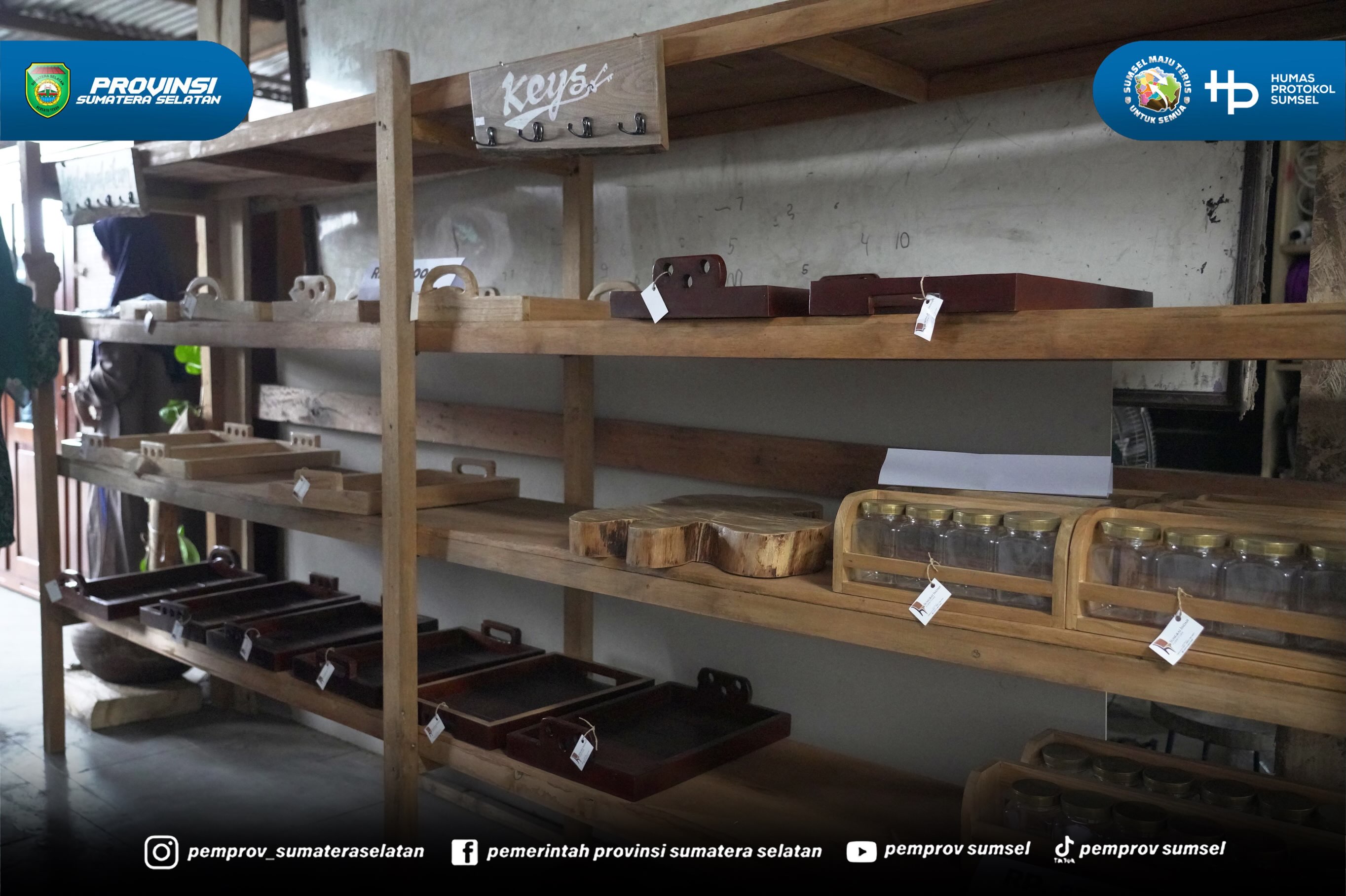 Lubuk Linggau - Kehangatan dan kreativitas terpancar dari sebuah unit usaha di Kota Lubuk Linggau. Ketua TP PKK Sumsel, Feby Deru, meninjau langsung Sungkai Indah Furniture milik Shella Monica, Rabu (22/07/26).