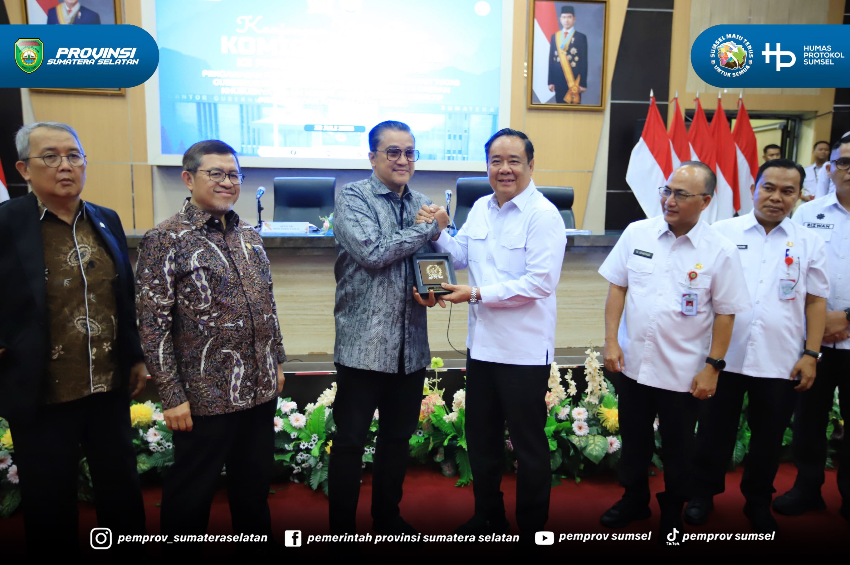 Palembang - Wakil Gubernur Sumsel H. Cik Ujang memaparkan sejumlah potensi Sumsel saat Kunjungan Kerja Reses Komisi II DPR RI ke Provinsi Sumsel dengan agenda Pengawasan Penyelenggaraan Pemerintah Terkait Tugas Gubernur Sebagai Wakil Pemerintah Pu...