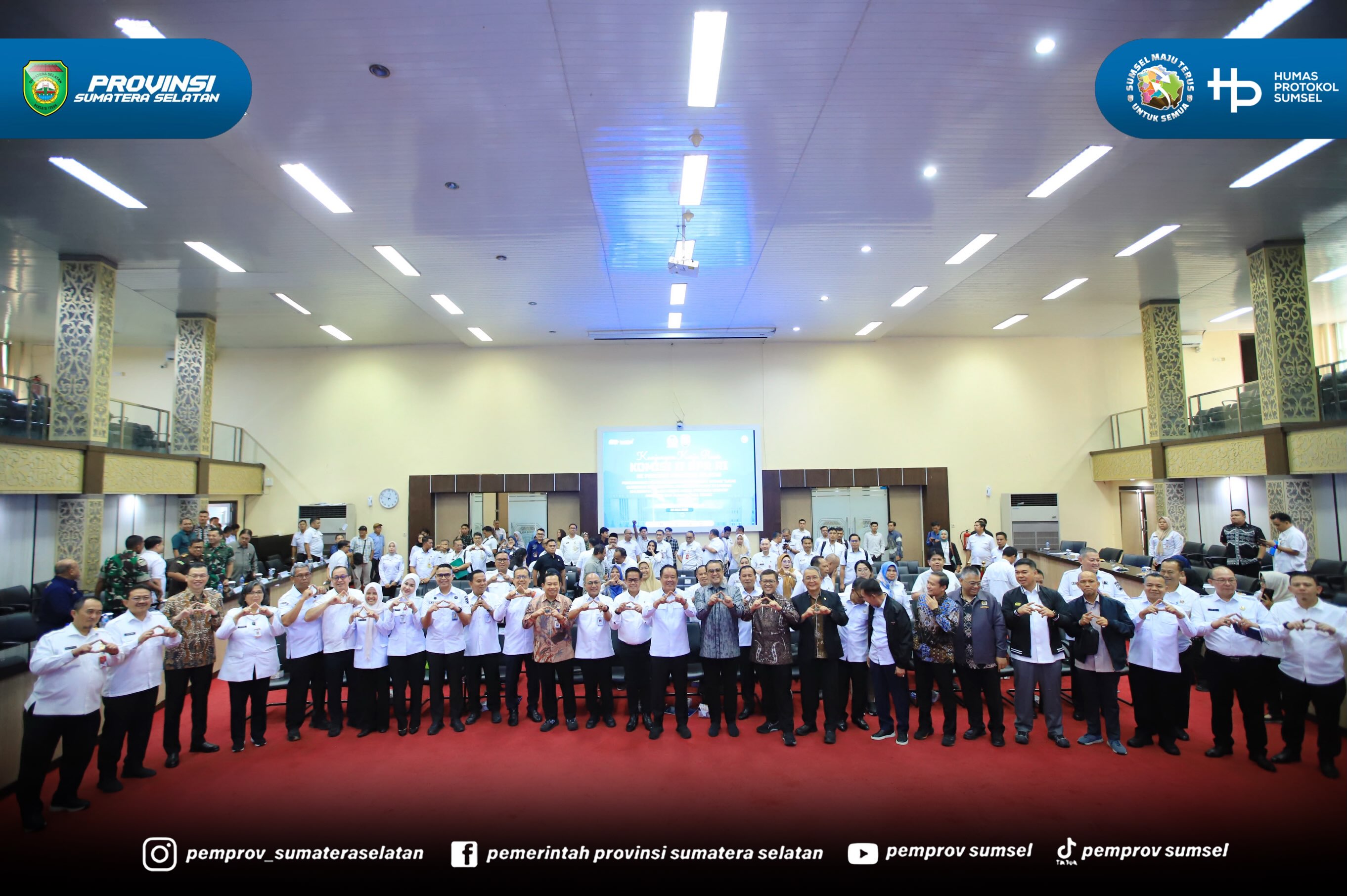 Palembang - Wakil Gubernur Sumsel H. Cik Ujang memaparkan sejumlah potensi Sumsel saat Kunjungan Kerja Reses Komisi II DPR RI ke Provinsi Sumsel dengan agenda Pengawasan Penyelenggaraan Pemerintah Terkait Tugas Gubernur Sebagai Wakil Pemerintah Pu...