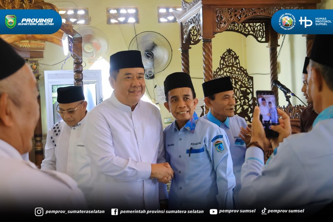 Ogan Ilir - Wakil Gubernur Sumatera Selatan H. Cik Ujang melaksanakan safari Sholat Jumat di Masjid Al Akmal Desa Kamal di Jl. Mayor Iskandar Desa Kamal Kecamatan Pemulutan Barat Kabupatern Ogan Ilir. Jumat (24/07/2026).