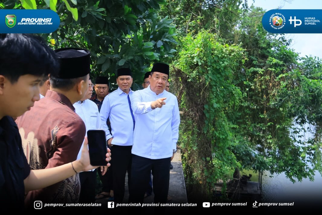 Ogan Ilir – Usai melaksanakan Safari Sholat Jumat, Wakil Gubernur Sumatera Selatan H. Cik Ujang melanjutkan agenda dengan meninjau lokasi jalan longsor yang berada di Desa Kamal Kecamatan Pemulutan Barat Kabupaten Ogan Ilir. Jumat (24/07/2026).