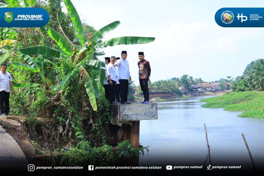 Ogan Ilir – Usai melaksanakan Safari Sholat Jumat, Wakil Gubernur Sumatera Selatan H. Cik Ujang melanjutkan agenda dengan meninjau lokasi jalan longsor yang berada di Desa Kamal Kecamatan Pemulutan Barat Kabupaten Ogan Ilir. Jumat (24/07/2026).