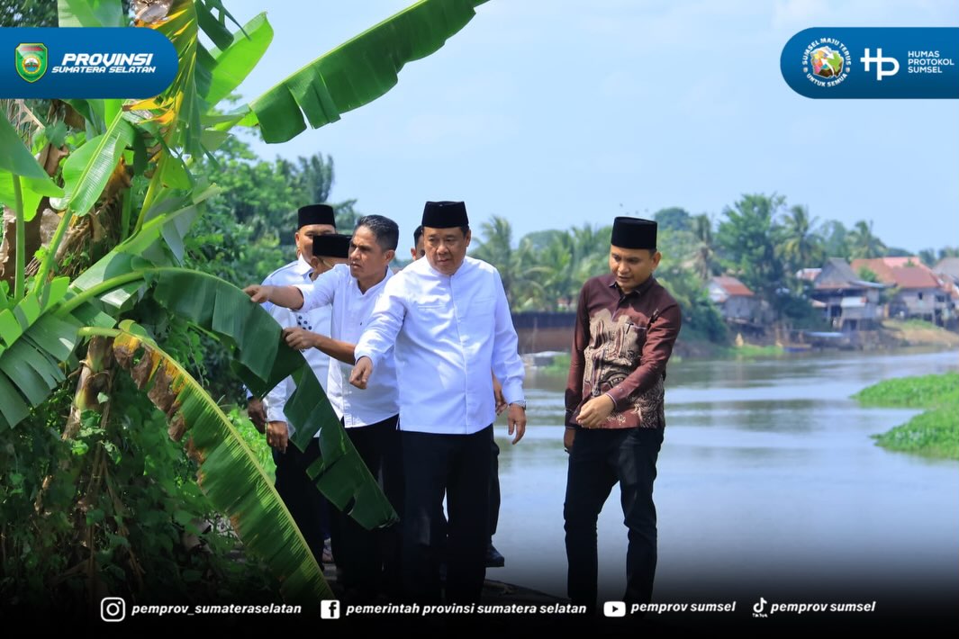 Ogan Ilir – Usai melaksanakan Safari Sholat Jumat, Wakil Gubernur Sumatera Selatan H. Cik Ujang melanjutkan agenda dengan meninjau lokasi jalan longsor yang berada di Desa Kamal Kecamatan Pemulutan Barat Kabupaten Ogan Ilir. Jumat (24/07/2026).