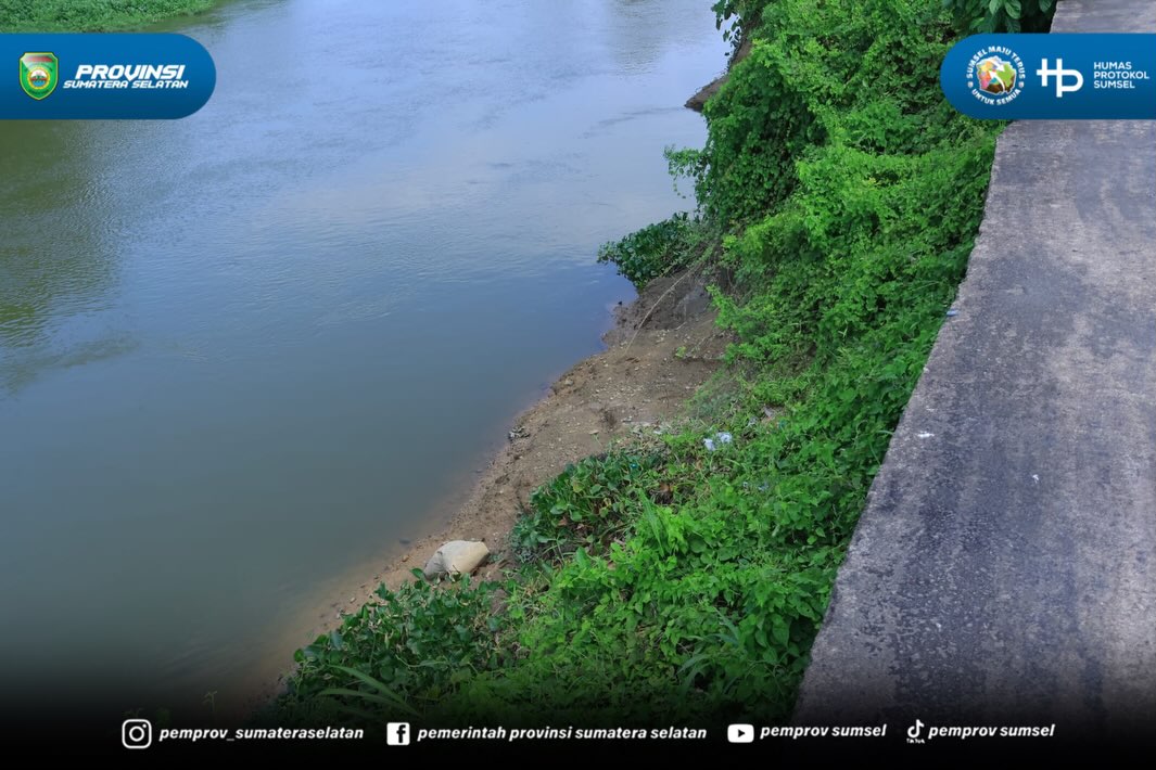Ogan Ilir – Usai melaksanakan Safari Sholat Jumat, Wakil Gubernur Sumatera Selatan H. Cik Ujang melanjutkan agenda dengan meninjau lokasi jalan longsor yang berada di Desa Kamal Kecamatan Pemulutan Barat Kabupaten Ogan Ilir. Jumat (24/07/2026).