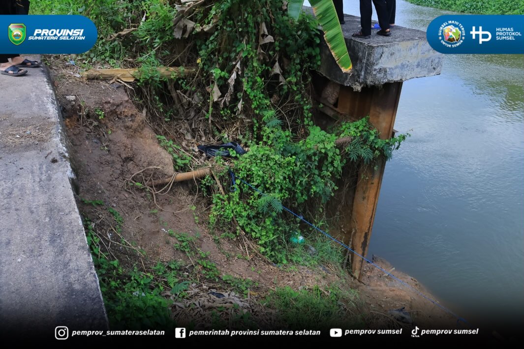 Ogan Ilir – Usai melaksanakan Safari Sholat Jumat, Wakil Gubernur Sumatera Selatan H. Cik Ujang melanjutkan agenda dengan meninjau lokasi jalan longsor yang berada di Desa Kamal Kecamatan Pemulutan Barat Kabupaten Ogan Ilir. Jumat (24/07/2026).