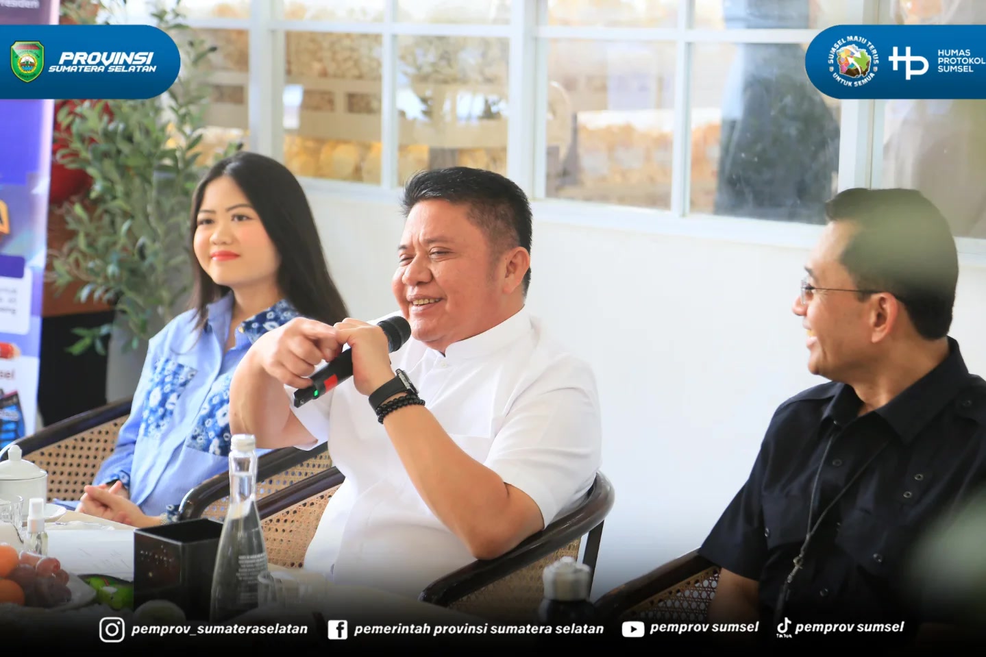 Palembang - Gubernur Sumatera Selatan Dr. H. Herman Deru membagikan kisah perjalanan hidupnya dalam meraih kesuksesan sejak usia muda pada acara bincang santai bersama Sultan Muda bersama para calon sultan muda, pimpinan lembaga keuangan di Pempek...