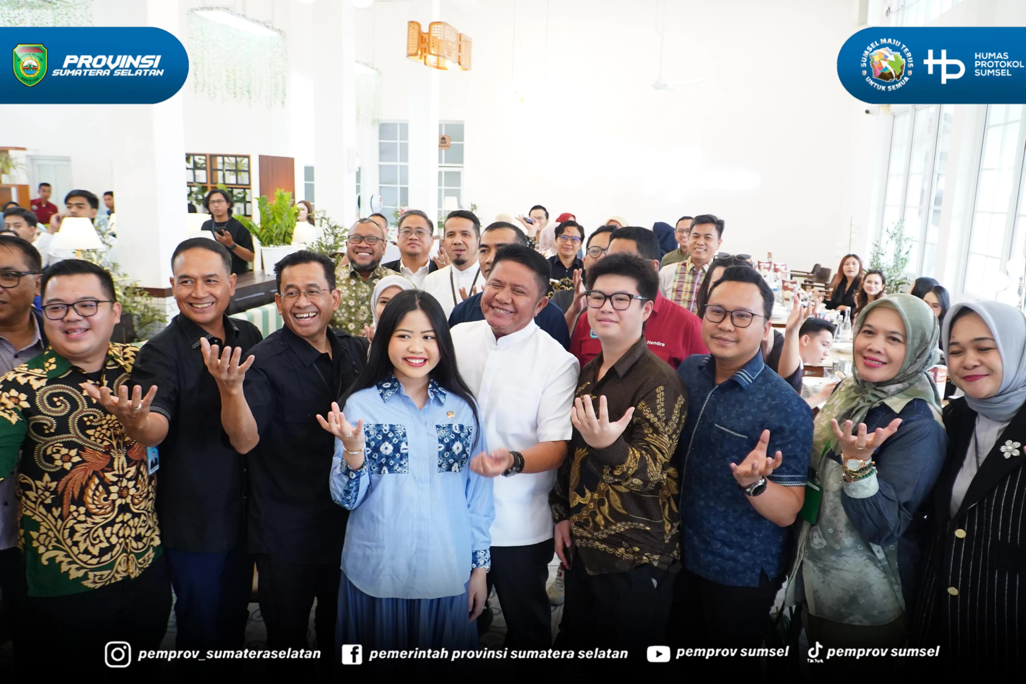 Palembang - Gubernur Sumatera Selatan Dr. H. Herman Deru membagikan kisah perjalanan hidupnya dalam meraih kesuksesan sejak usia muda pada acara bincang santai bersama Sultan Muda bersama para calon sultan muda, pimpinan lembaga keuangan di Pempek...