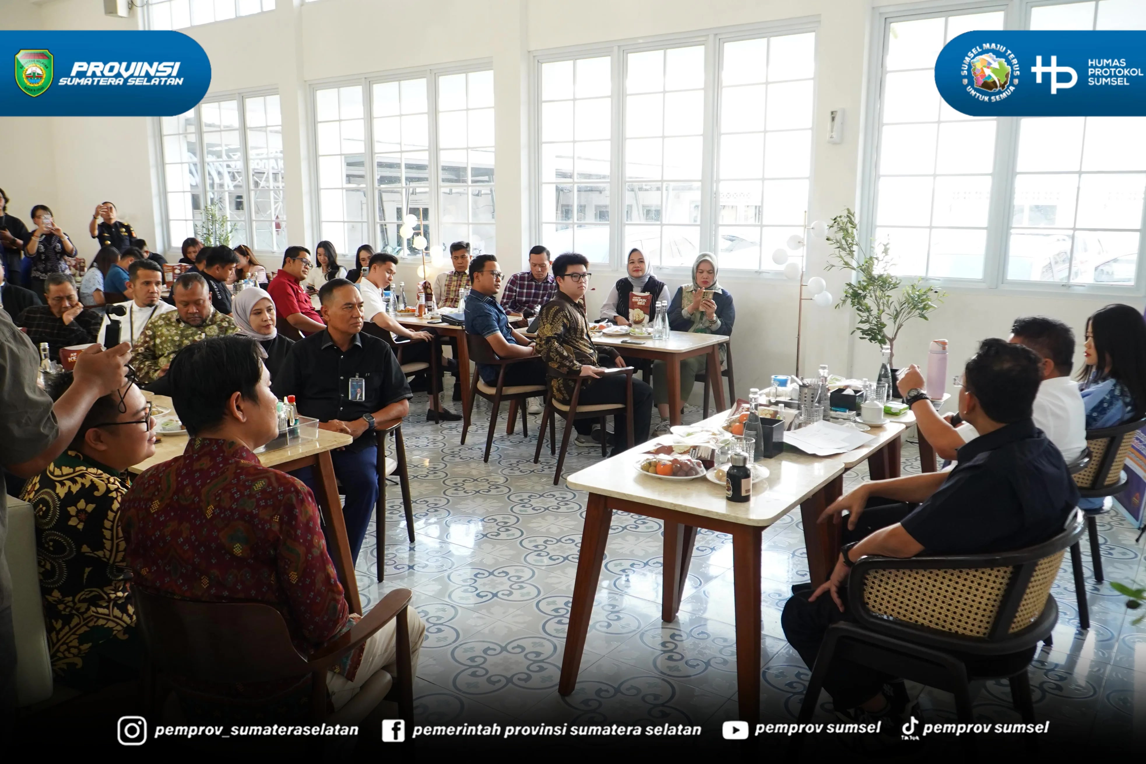 Palembang - Gubernur Sumatera Selatan Dr. H. Herman Deru membagikan kisah perjalanan hidupnya dalam meraih kesuksesan sejak usia muda pada acara bincang santai bersama Sultan Muda bersama para calon sultan muda, pimpinan lembaga keuangan di Pempek...