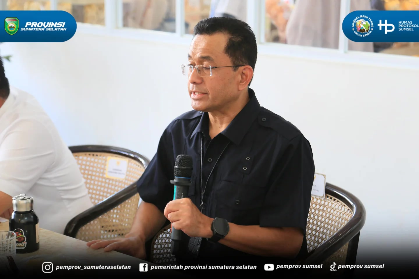 Palembang - Gubernur Sumatera Selatan Dr. H. Herman Deru membagikan kisah perjalanan hidupnya dalam meraih kesuksesan sejak usia muda pada acara bincang santai bersama Sultan Muda bersama para calon sultan muda, pimpinan lembaga keuangan di Pempek...