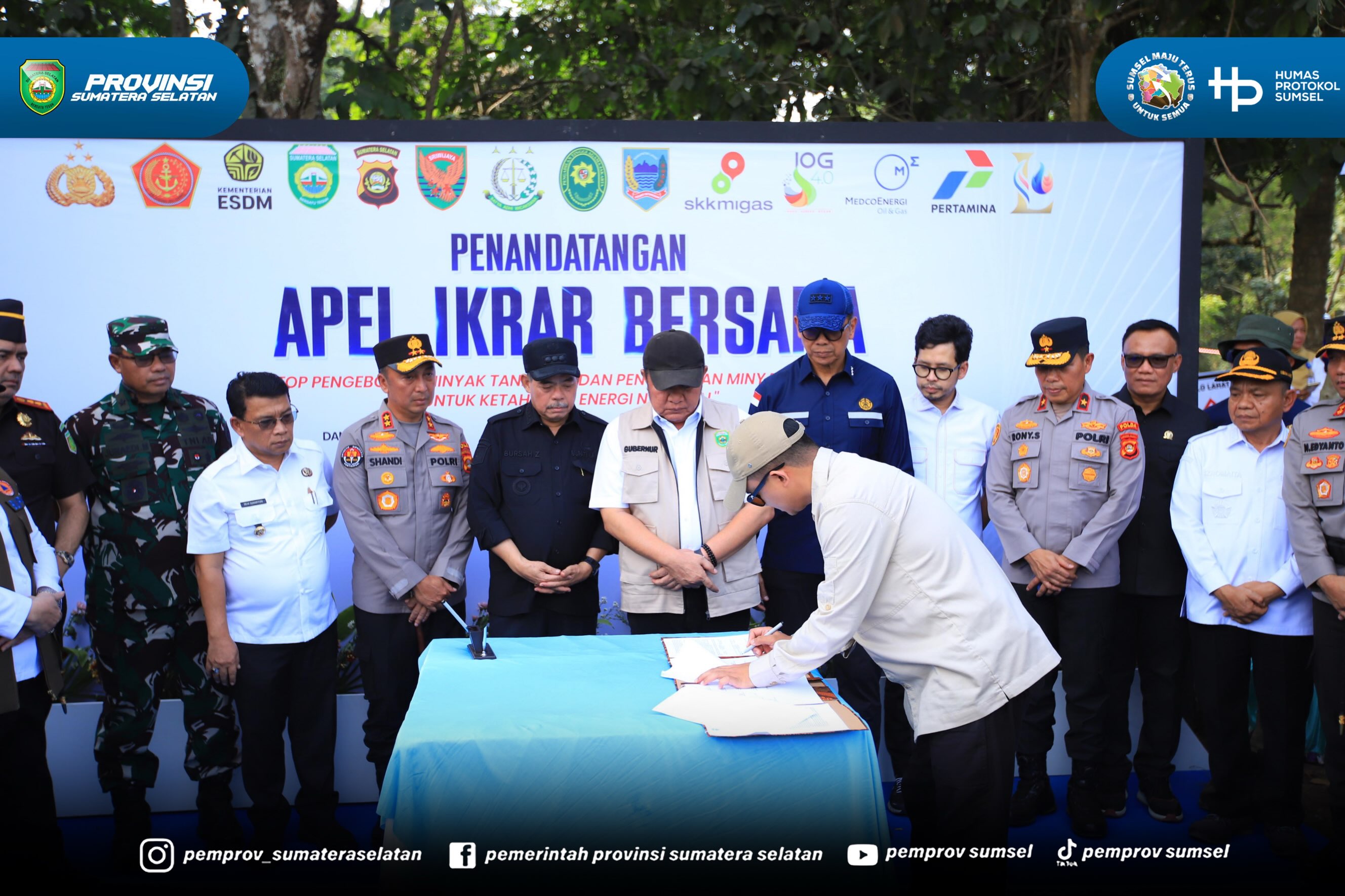 LAHAT — Gubernur Provinsi Sumatera Selatan (Sumsel), Dr. H. Herman Deru, menghadiri sekaligus memimpin Deklarasi dan Ikrar Bersama Tata Kelola Sumur Minyak Masyarakat yang dipusatkan di Desa Banjarsari, Kecamatan Merapi Timur, Kabupaten Lahat, Rab...