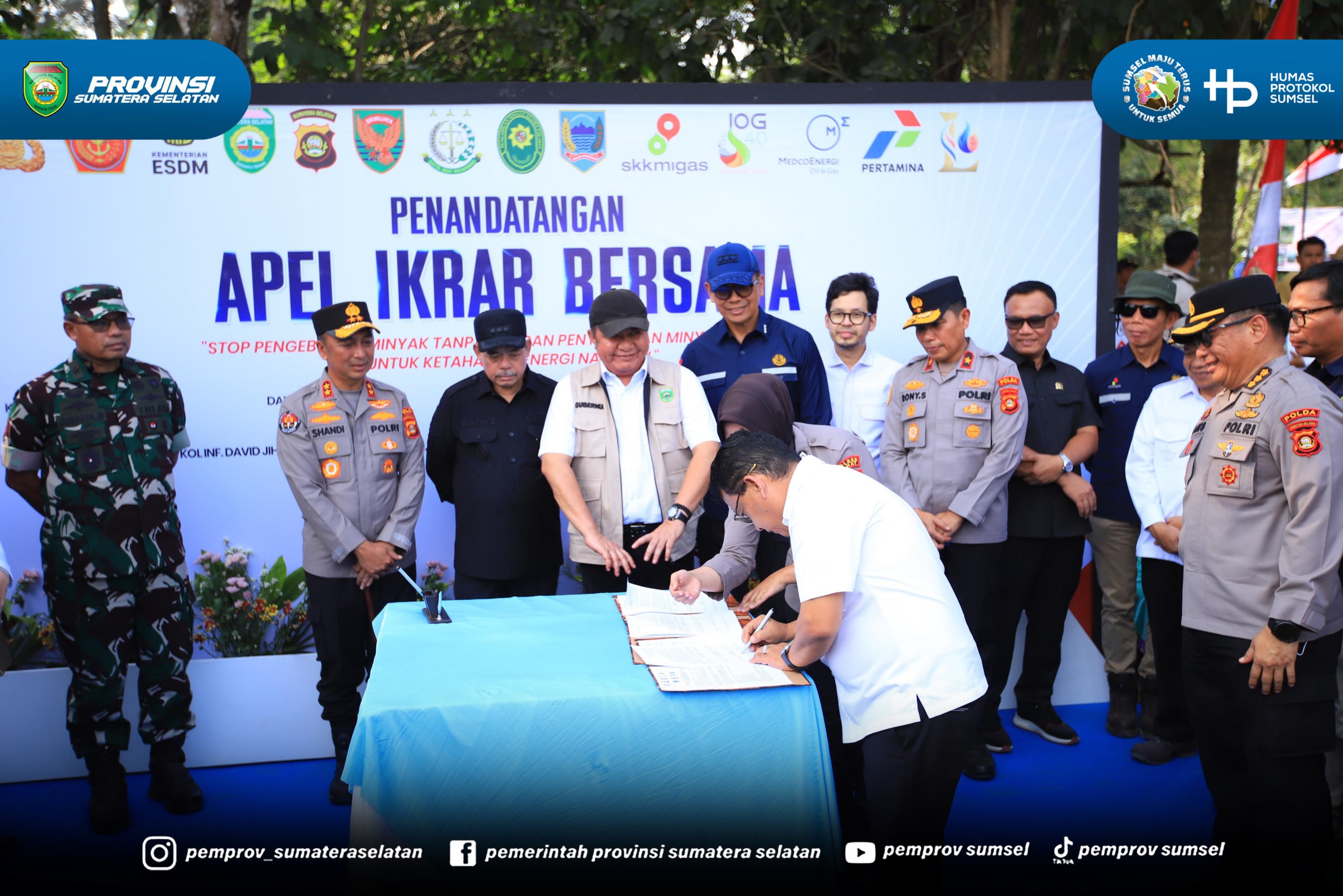 LAHAT — Gubernur Provinsi Sumatera Selatan (Sumsel), Dr. H. Herman Deru, menghadiri sekaligus memimpin Deklarasi dan Ikrar Bersama Tata Kelola Sumur Minyak Masyarakat yang dipusatkan di Desa Banjarsari, Kecamatan Merapi Timur, Kabupaten Lahat, Rab...