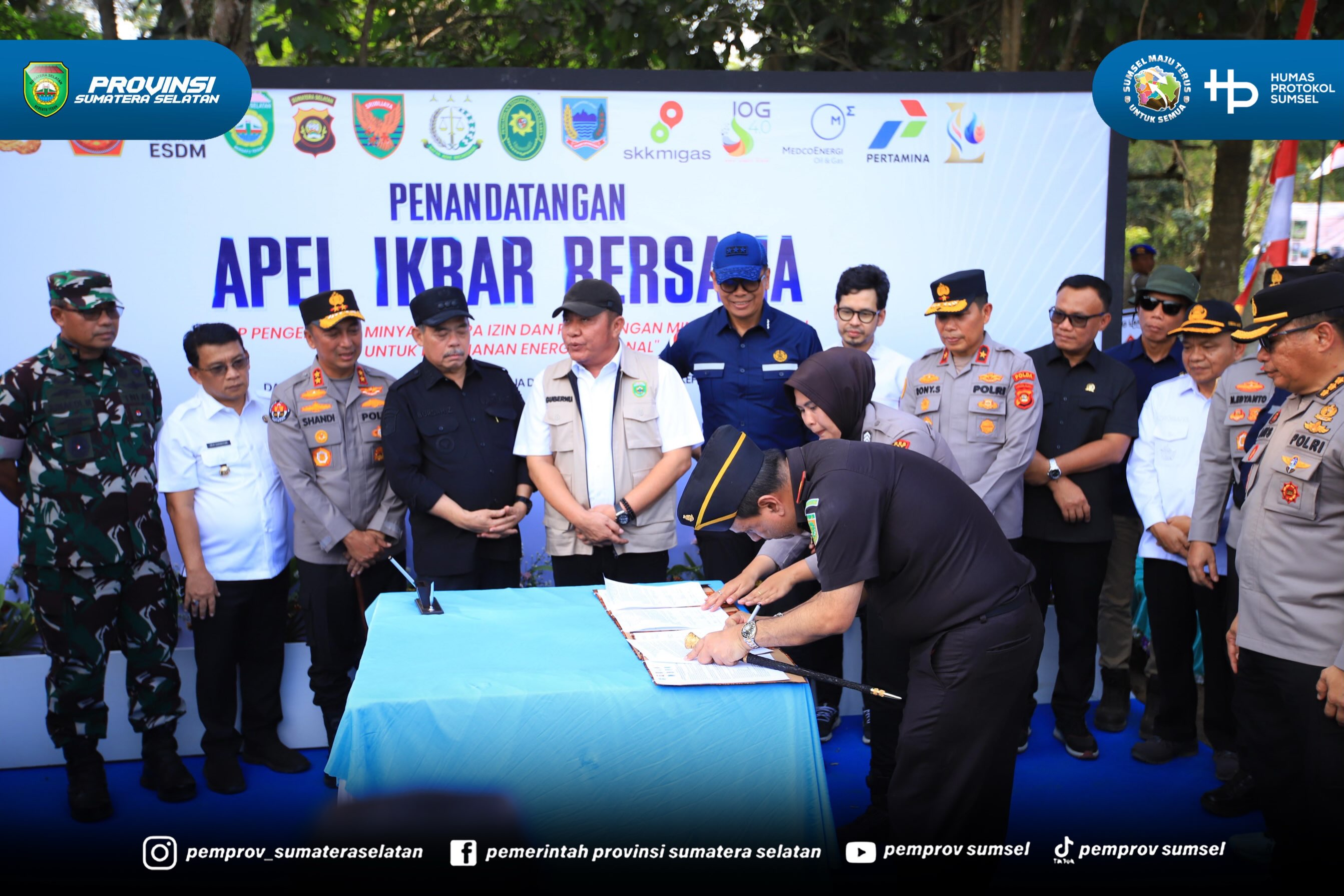 LAHAT — Gubernur Provinsi Sumatera Selatan (Sumsel), Dr. H. Herman Deru, menghadiri sekaligus memimpin Deklarasi dan Ikrar Bersama Tata Kelola Sumur Minyak Masyarakat yang dipusatkan di Desa Banjarsari, Kecamatan Merapi Timur, Kabupaten Lahat, Rab...