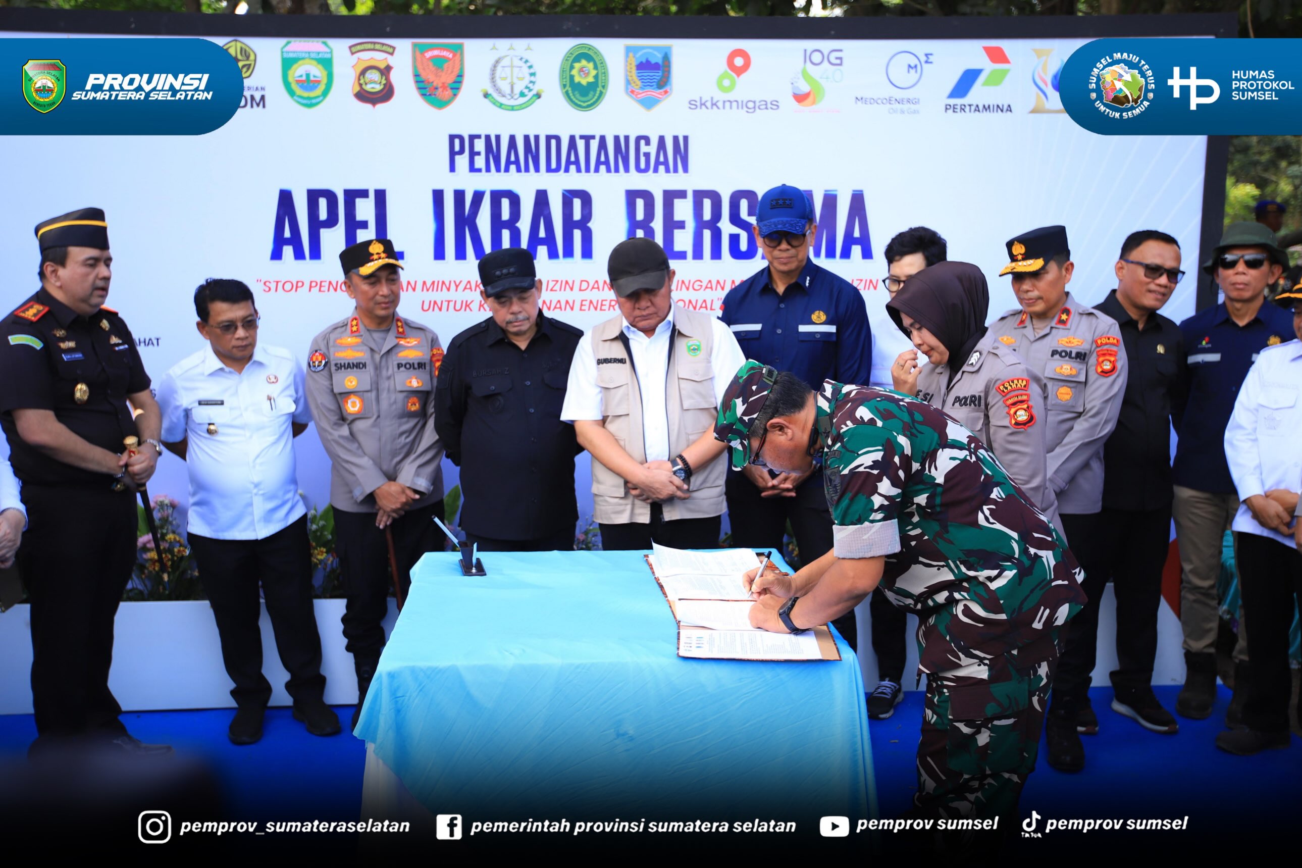 LAHAT — Gubernur Provinsi Sumatera Selatan (Sumsel), Dr. H. Herman Deru, menghadiri sekaligus memimpin Deklarasi dan Ikrar Bersama Tata Kelola Sumur Minyak Masyarakat yang dipusatkan di Desa Banjarsari, Kecamatan Merapi Timur, Kabupaten Lahat, Rab...
