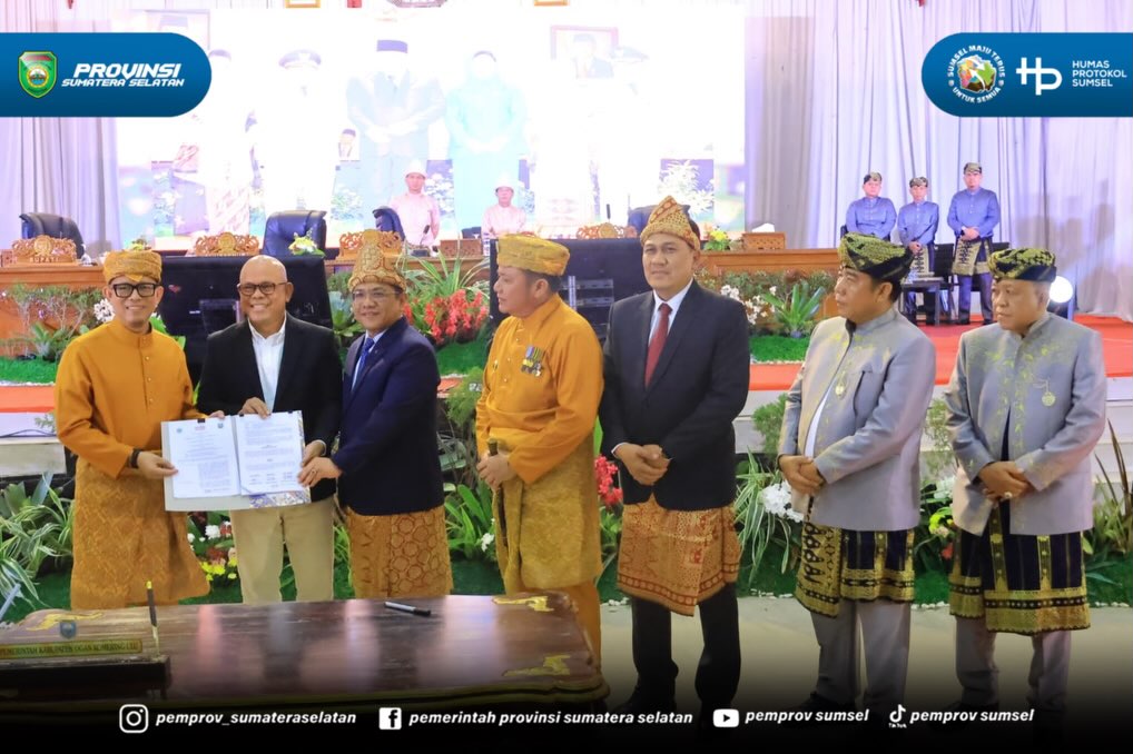 OKU - Gubernur Sumatera Selatan (Sumsel) H. Herman Deru didampingi Ketua TP PKK Provinsi Sumsel Hj. Febrita Lustia HD menghadiri Rapat Paripurna ke-XIV DPRD Kabupaten Ogan Komering Ulu (OKU) dalam rangka memperingati Hari Ulang Tahun (HUT) ke-116...