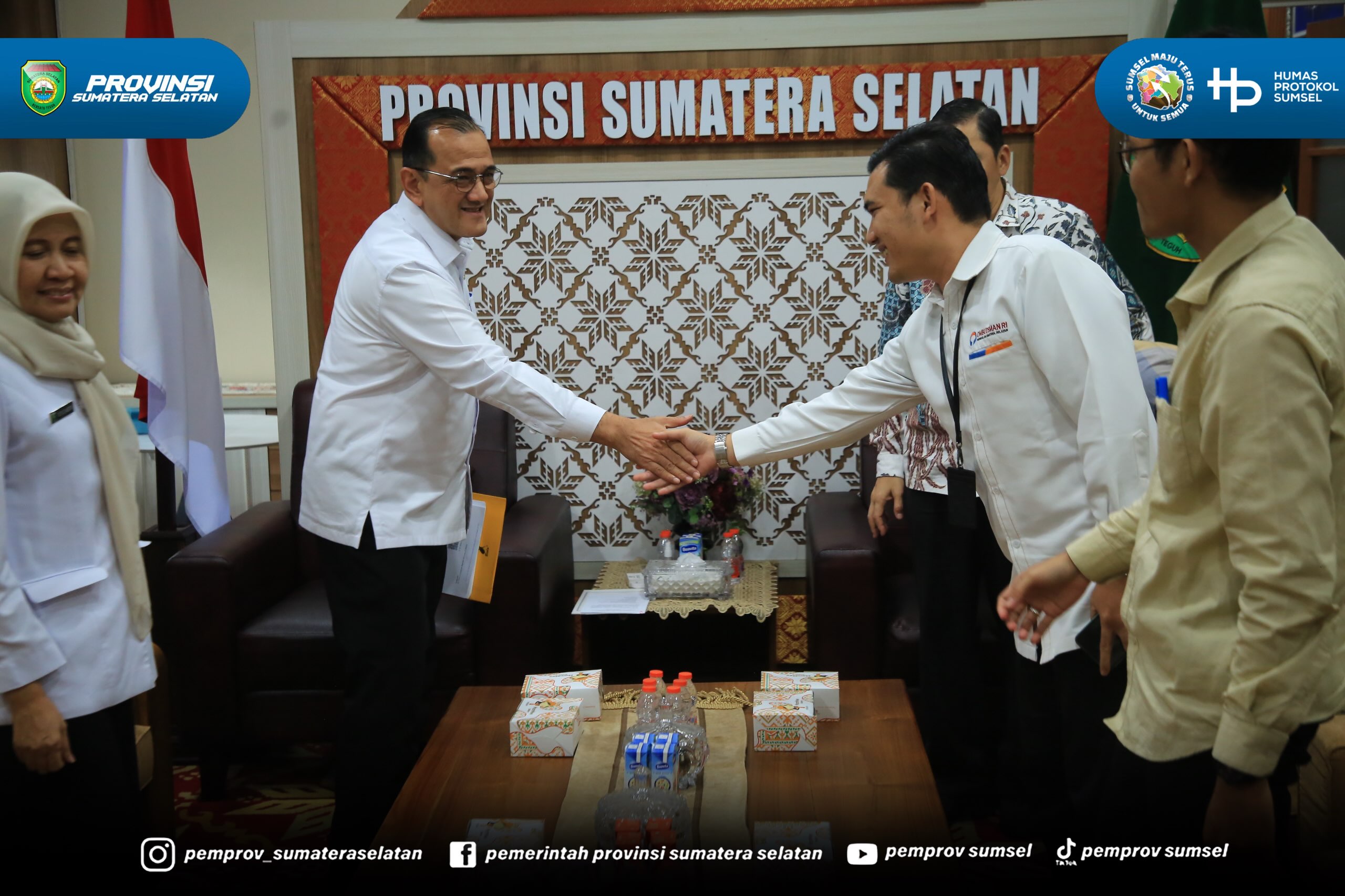 Palembang - Sekretaris Daerah (Sekda) Provinsi Sumsel Edward Candra menerima Kepala Perwakilan Ombudsman RI Sumsel M. Adrian Agustiansyah dalam rangka koordinasi terkait pelaksanaan penilaian penyelenggaraan pelayanan publik bertempat di Ruang Tam...