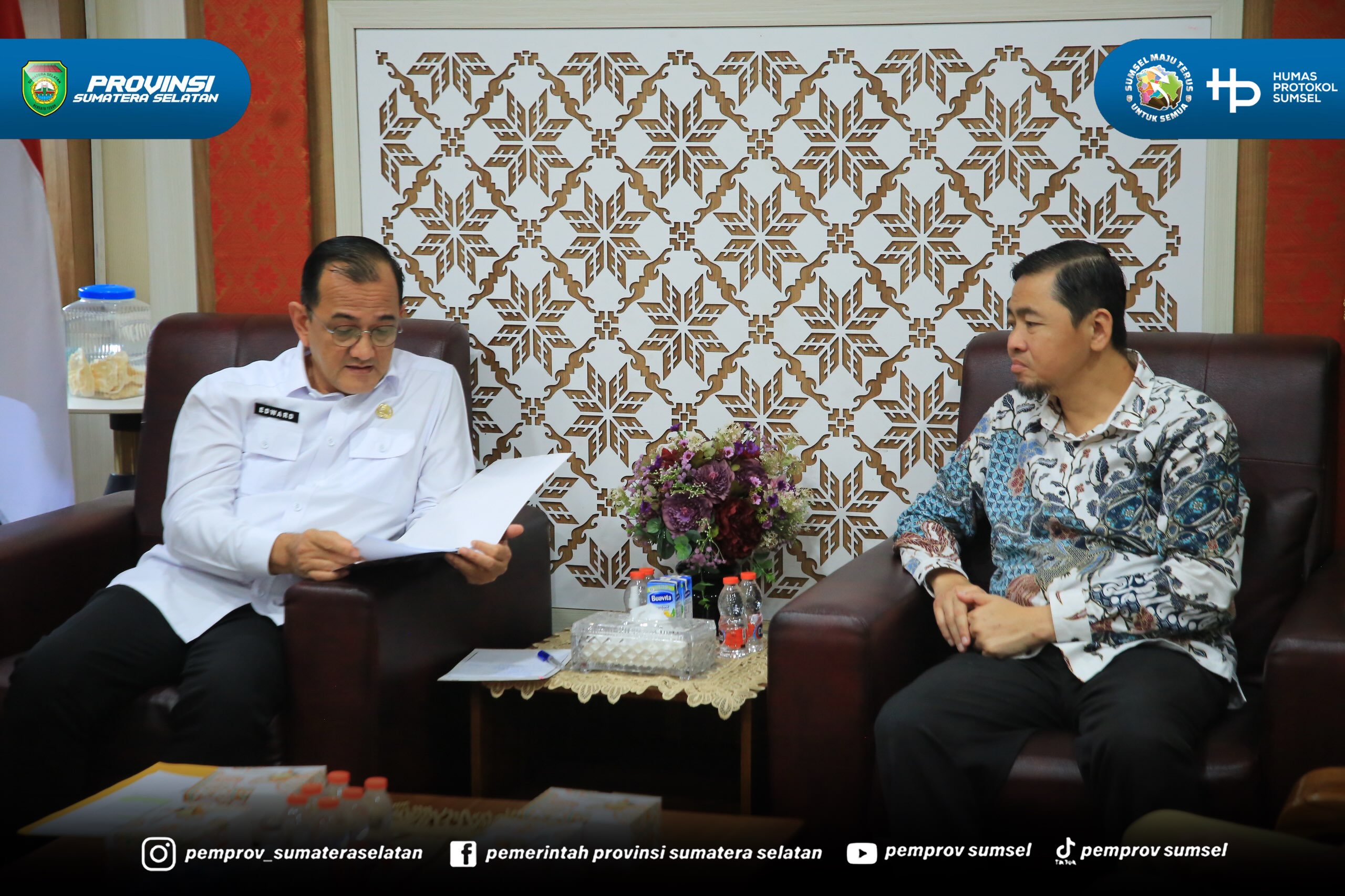Palembang - Sekretaris Daerah (Sekda) Provinsi Sumsel Edward Candra menerima Kepala Perwakilan Ombudsman RI Sumsel M. Adrian Agustiansyah dalam rangka koordinasi terkait pelaksanaan penilaian penyelenggaraan pelayanan publik bertempat di Ruang Tam...