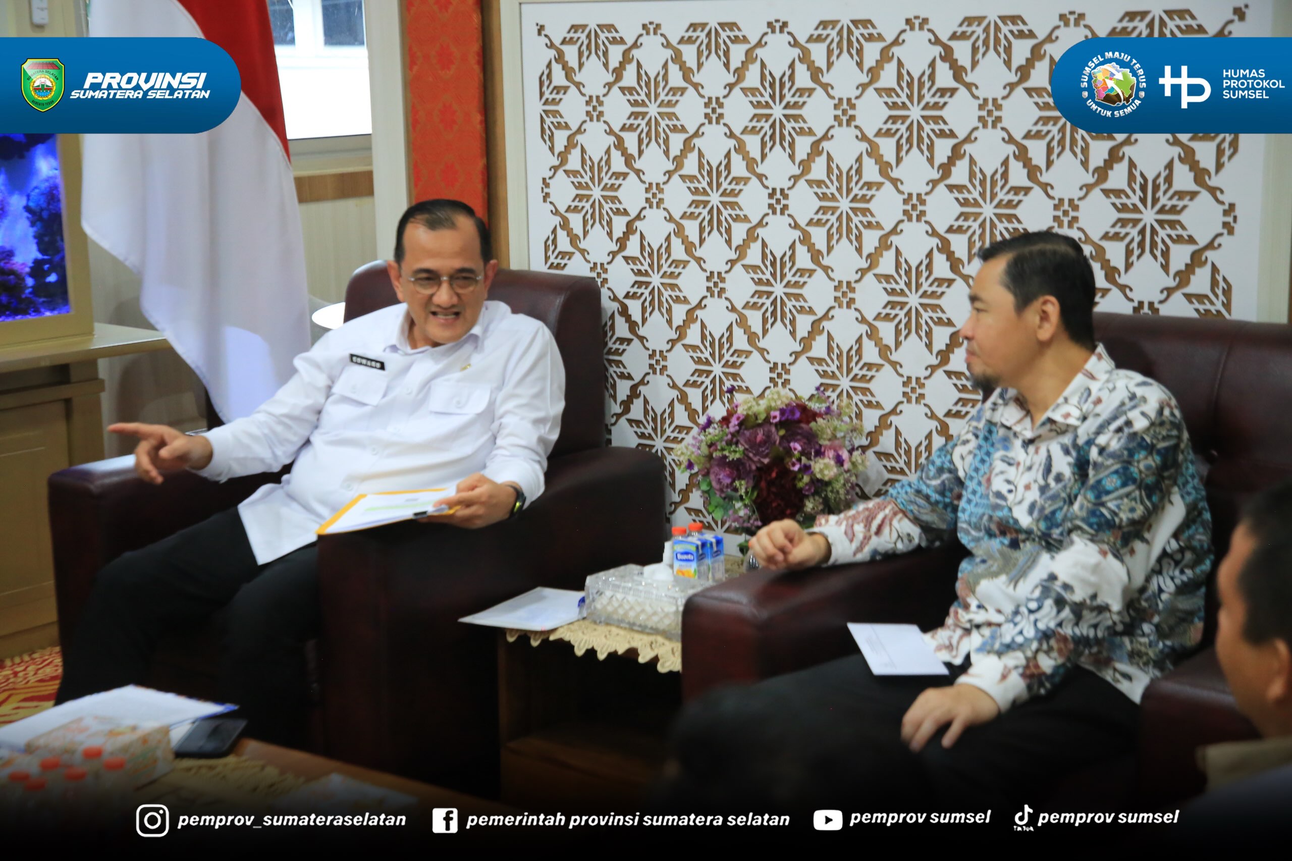 Palembang - Sekretaris Daerah (Sekda) Provinsi Sumsel Edward Candra menerima Kepala Perwakilan Ombudsman RI Sumsel M. Adrian Agustiansyah dalam rangka koordinasi terkait pelaksanaan penilaian penyelenggaraan pelayanan publik bertempat di Ruang Tam...