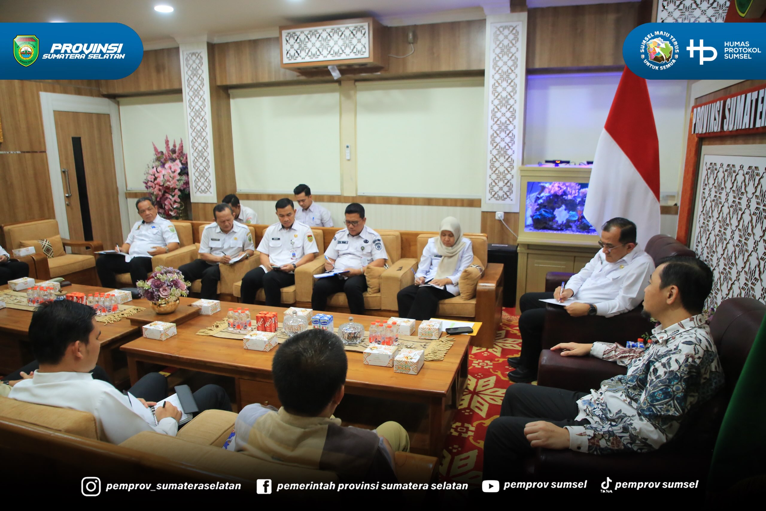 Palembang - Sekretaris Daerah (Sekda) Provinsi Sumsel Edward Candra menerima Kepala Perwakilan Ombudsman RI Sumsel M. Adrian Agustiansyah dalam rangka koordinasi terkait pelaksanaan penilaian penyelenggaraan pelayanan publik bertempat di Ruang Tam...