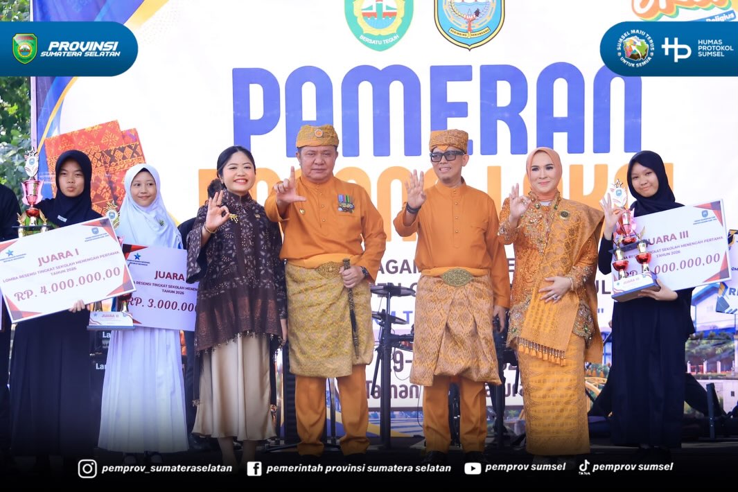 Usai menghadiri peringatan Hari Ulang Tahun (HUT) ke-116 kabupaten Ogan Komering Ulu (OKU) di Gedung Kesenian Baturaja, selanjutnya Gubernur Sumsel Herman Deru didampingi Ketua TP PKK Sumsel Feby Deru membuka pameran dagang lokal dalam rangkaian h...