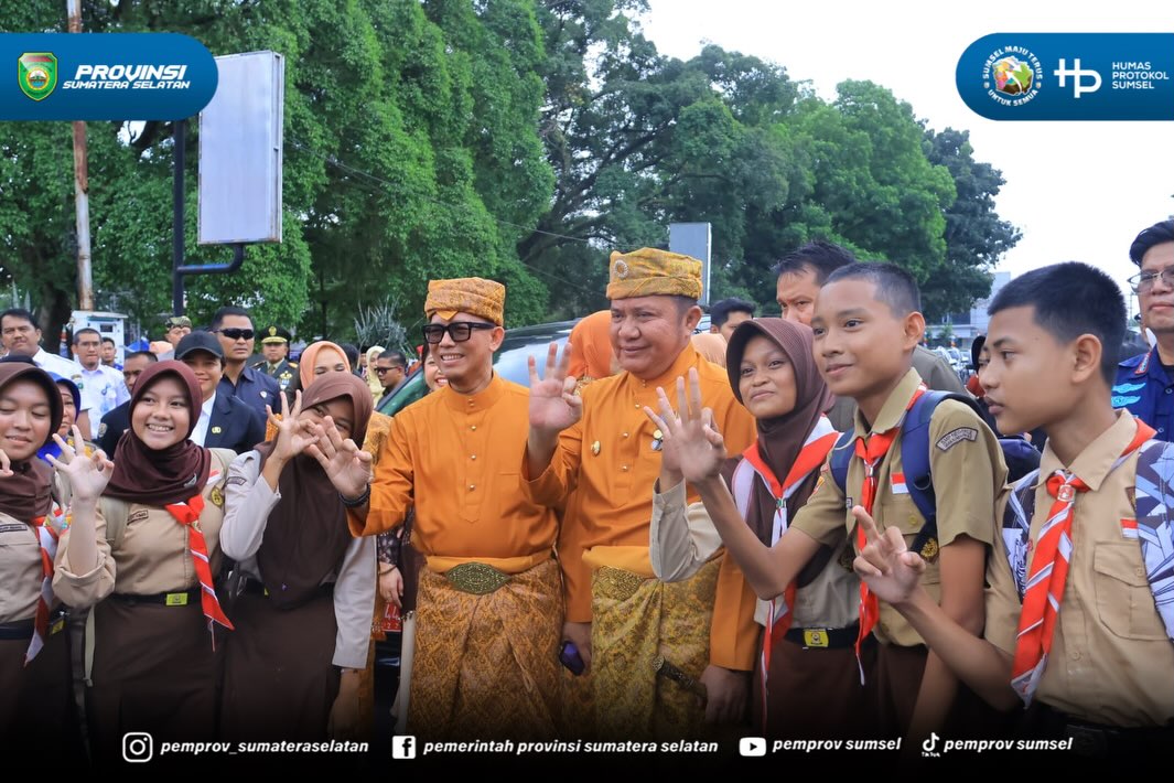 Usai menghadiri peringatan Hari Ulang Tahun (HUT) ke-116 kabupaten Ogan Komering Ulu (OKU) di Gedung Kesenian Baturaja, selanjutnya Gubernur Sumsel Herman Deru didampingi Ketua TP PKK Sumsel Feby Deru membuka pameran dagang lokal dalam rangkaian h...