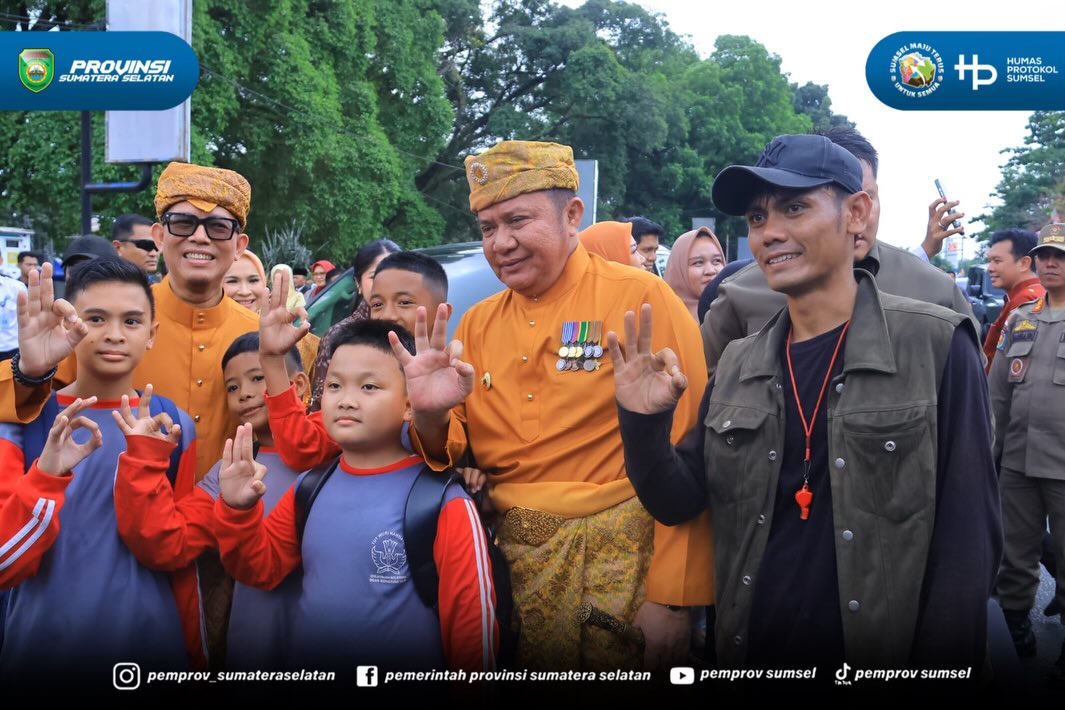 Usai menghadiri peringatan Hari Ulang Tahun (HUT) ke-116 kabupaten Ogan Komering Ulu (OKU) di Gedung Kesenian Baturaja, selanjutnya Gubernur Sumsel Herman Deru didampingi Ketua TP PKK Sumsel Feby Deru membuka pameran dagang lokal dalam rangkaian h...