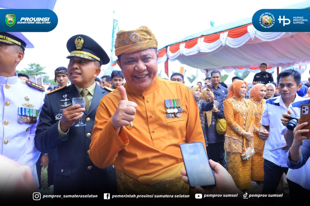 Usai menghadiri peringatan Hari Ulang Tahun (HUT) ke-116 kabupaten Ogan Komering Ulu (OKU) di Gedung Kesenian Baturaja, selanjutnya Gubernur Sumsel Herman Deru didampingi Ketua TP PKK Sumsel Feby Deru membuka pameran dagang lokal dalam rangkaian h...