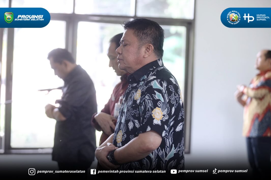 Palembang - Gubernur Sumatera Selatan H. Herman Deru bersama kepala OPD Sumsel melaksanakan sholat jumat di Griya Agung Palembang, Jumat (31/7/2027).