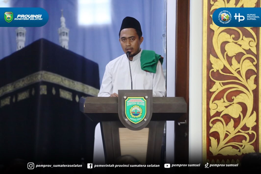 Palembang - Gubernur Sumatera Selatan H. Herman Deru bersama kepala OPD Sumsel melaksanakan sholat jumat di Griya Agung Palembang, Jumat (31/7/2027).