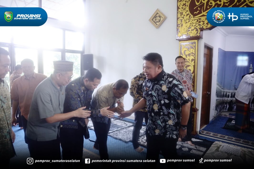 Palembang - Gubernur Sumatera Selatan H. Herman Deru bersama kepala OPD Sumsel melaksanakan sholat jumat di Griya Agung Palembang, Jumat (31/7/2027).