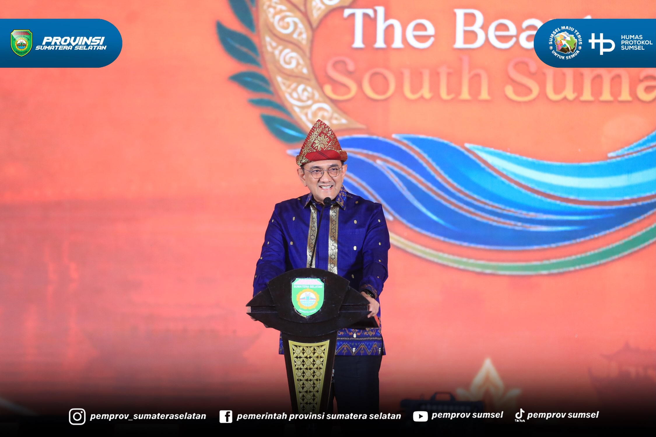 PALEMBANG – Sekretaris Daerah Provinsi Sumatera Selatan, Dr. H. Edward Candra, menghadiri malam Grand Final Putera Puteri Sriwijaya 2026 yang digelar di Hotel Aryaduta Palembang, Jumat (31/7/2026).